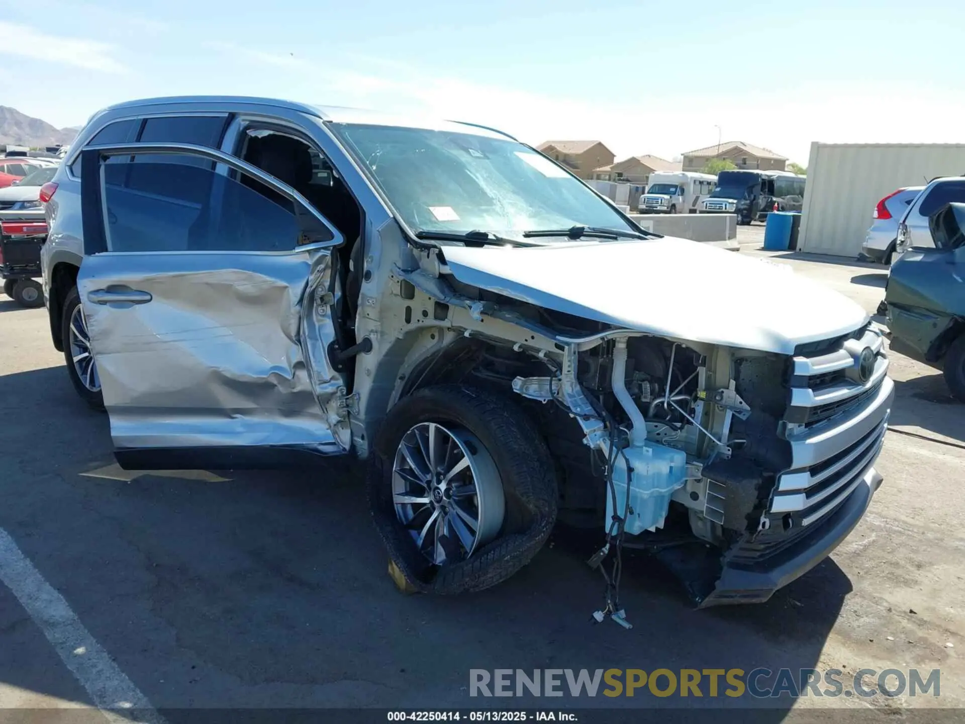 1 Photograph of a damaged car 5TDJZRFH4KS580932 TOYOTA HIGHLANDER 2019