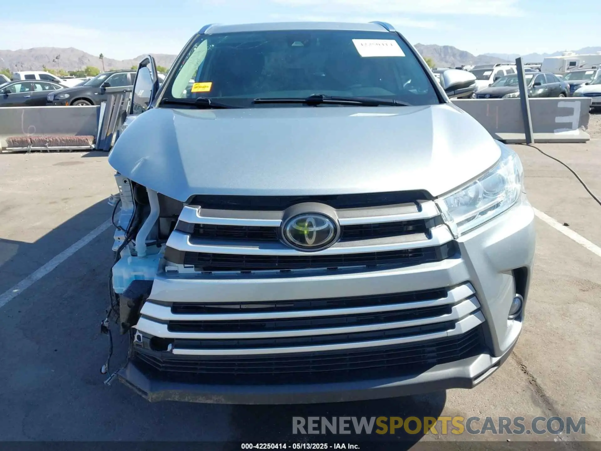 12 Photograph of a damaged car 5TDJZRFH4KS580932 TOYOTA HIGHLANDER 2019