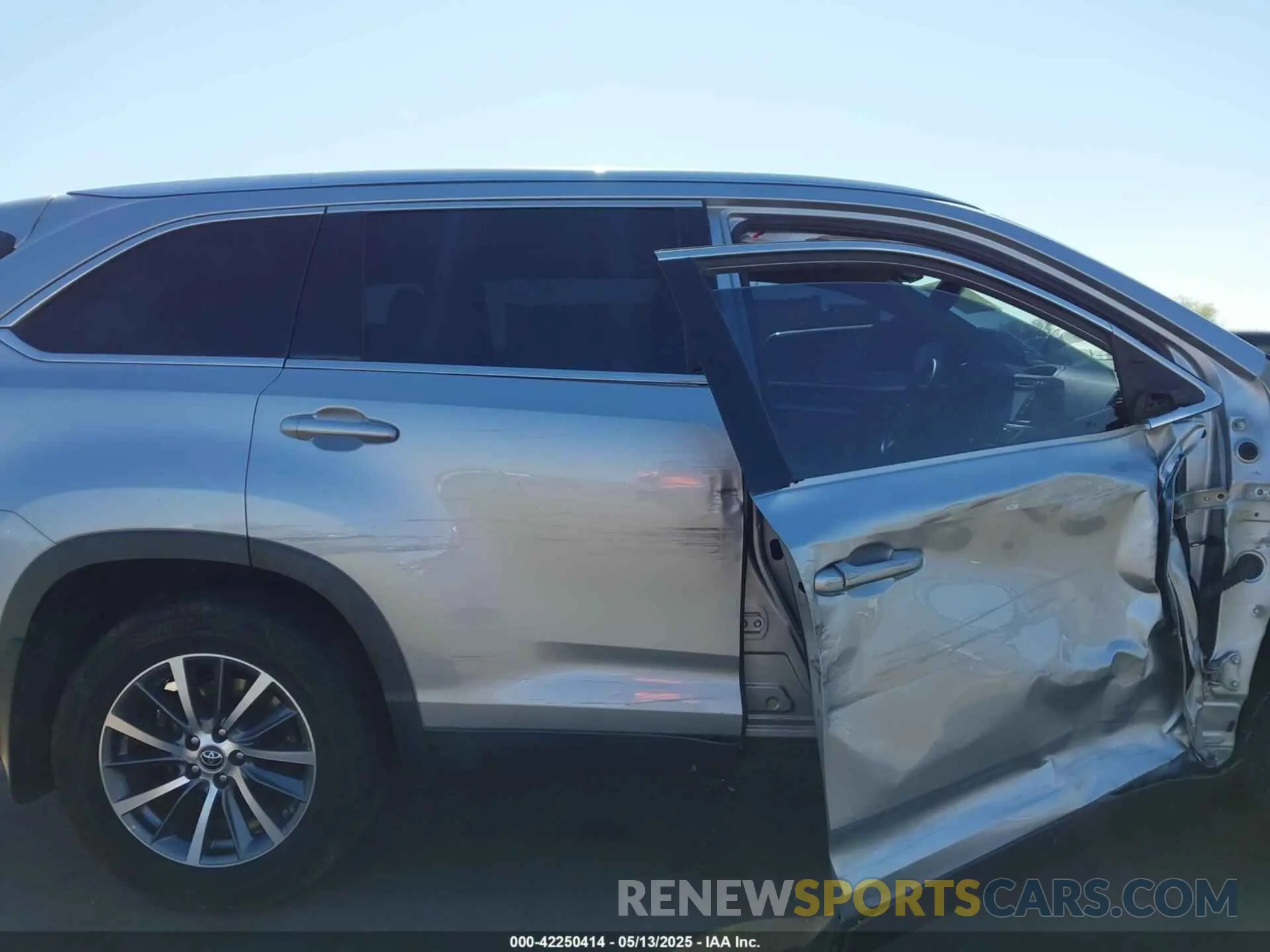 13 Photograph of a damaged car 5TDJZRFH4KS580932 TOYOTA HIGHLANDER 2019