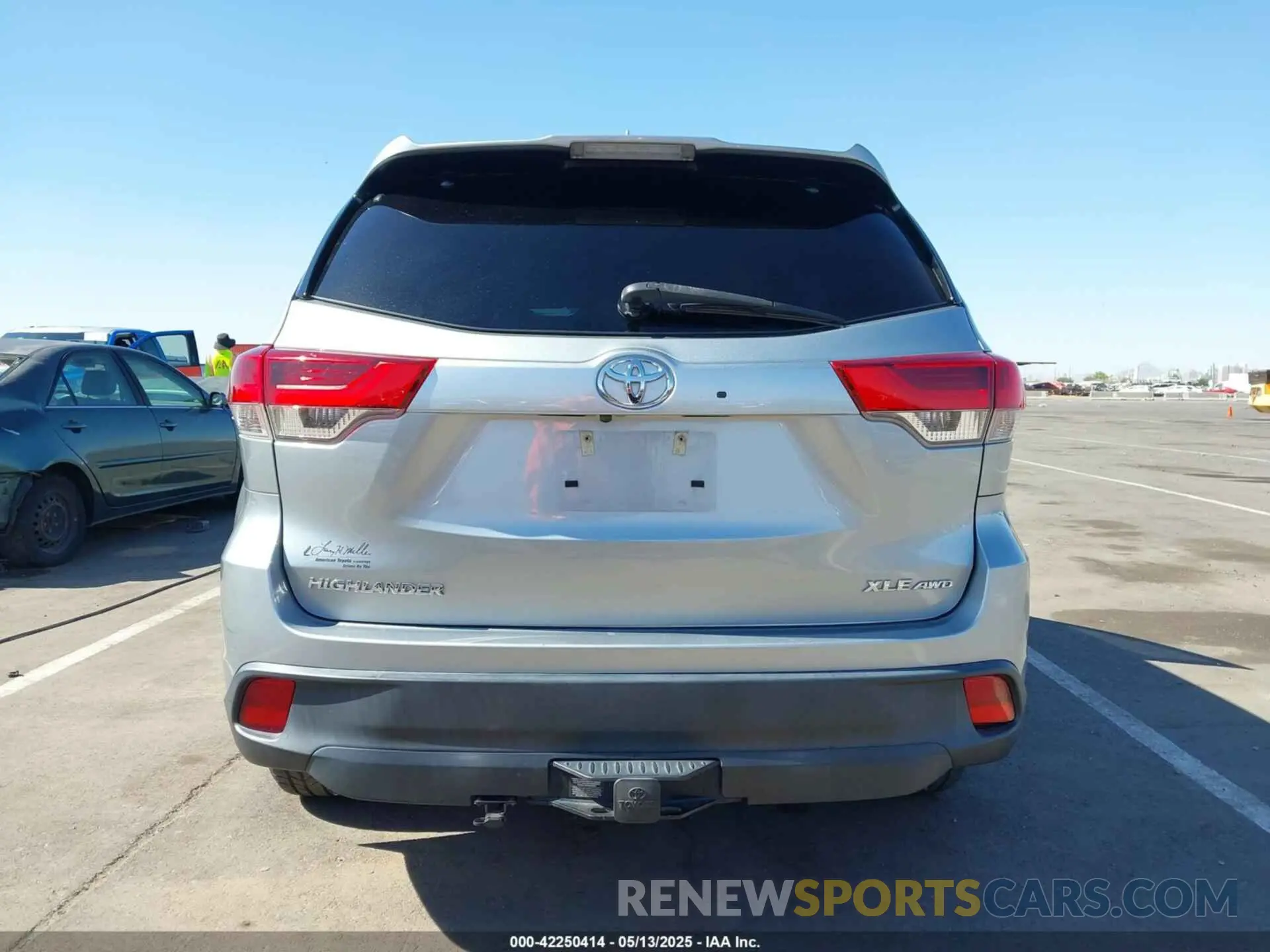 16 Photograph of a damaged car 5TDJZRFH4KS580932 TOYOTA HIGHLANDER 2019