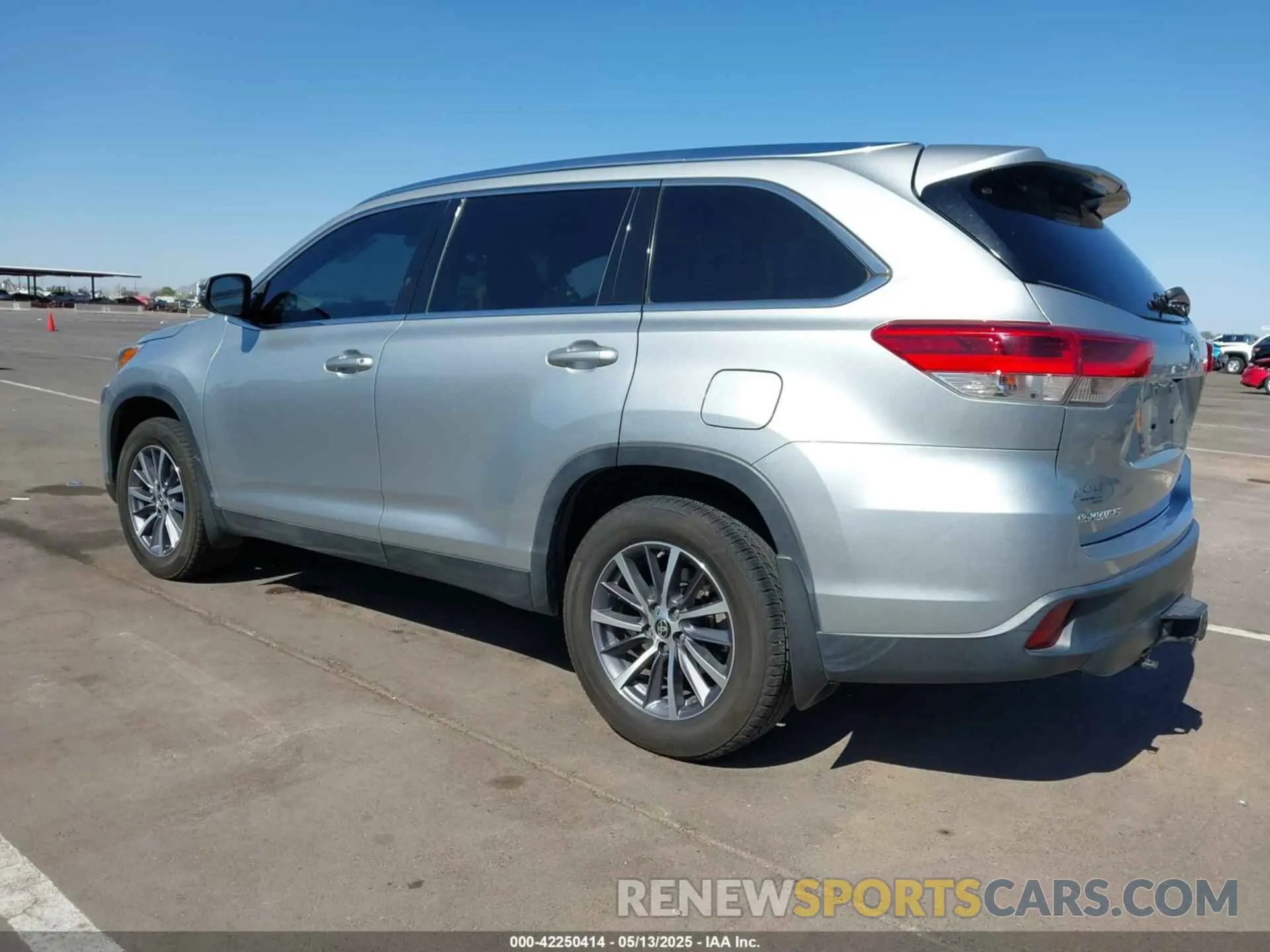 3 Photograph of a damaged car 5TDJZRFH4KS580932 TOYOTA HIGHLANDER 2019