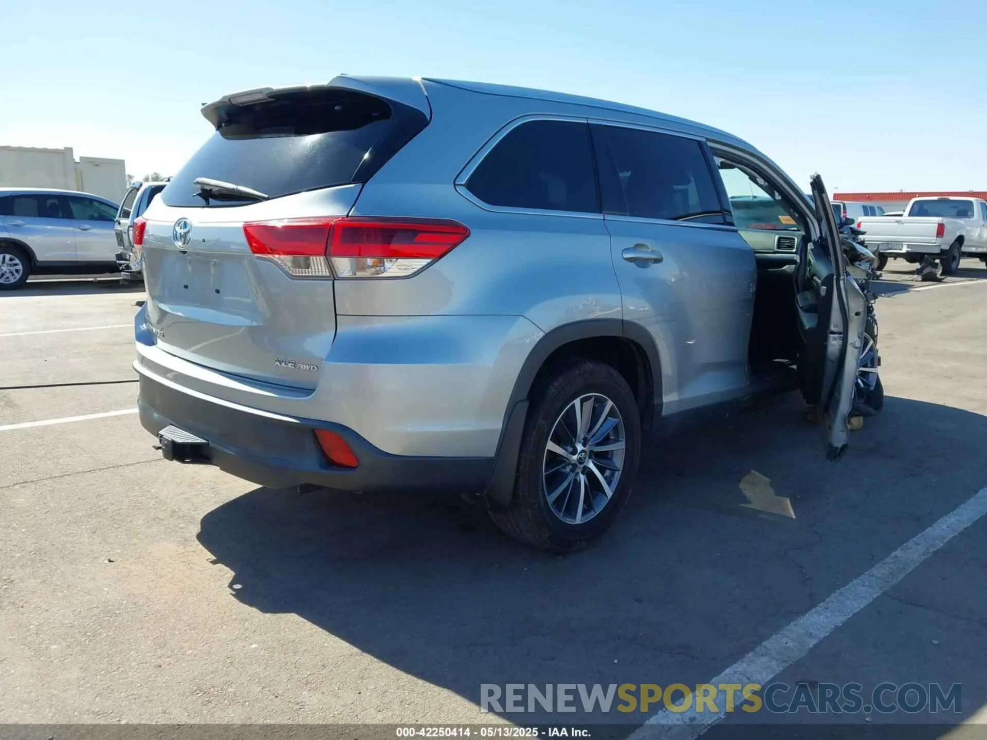 4 Photograph of a damaged car 5TDJZRFH4KS580932 TOYOTA HIGHLANDER 2019