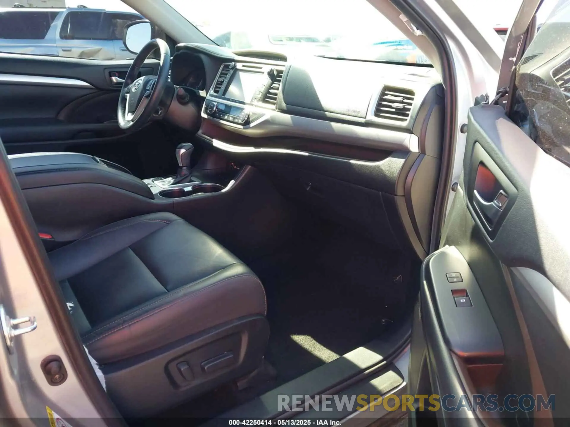 5 Photograph of a damaged car 5TDJZRFH4KS580932 TOYOTA HIGHLANDER 2019