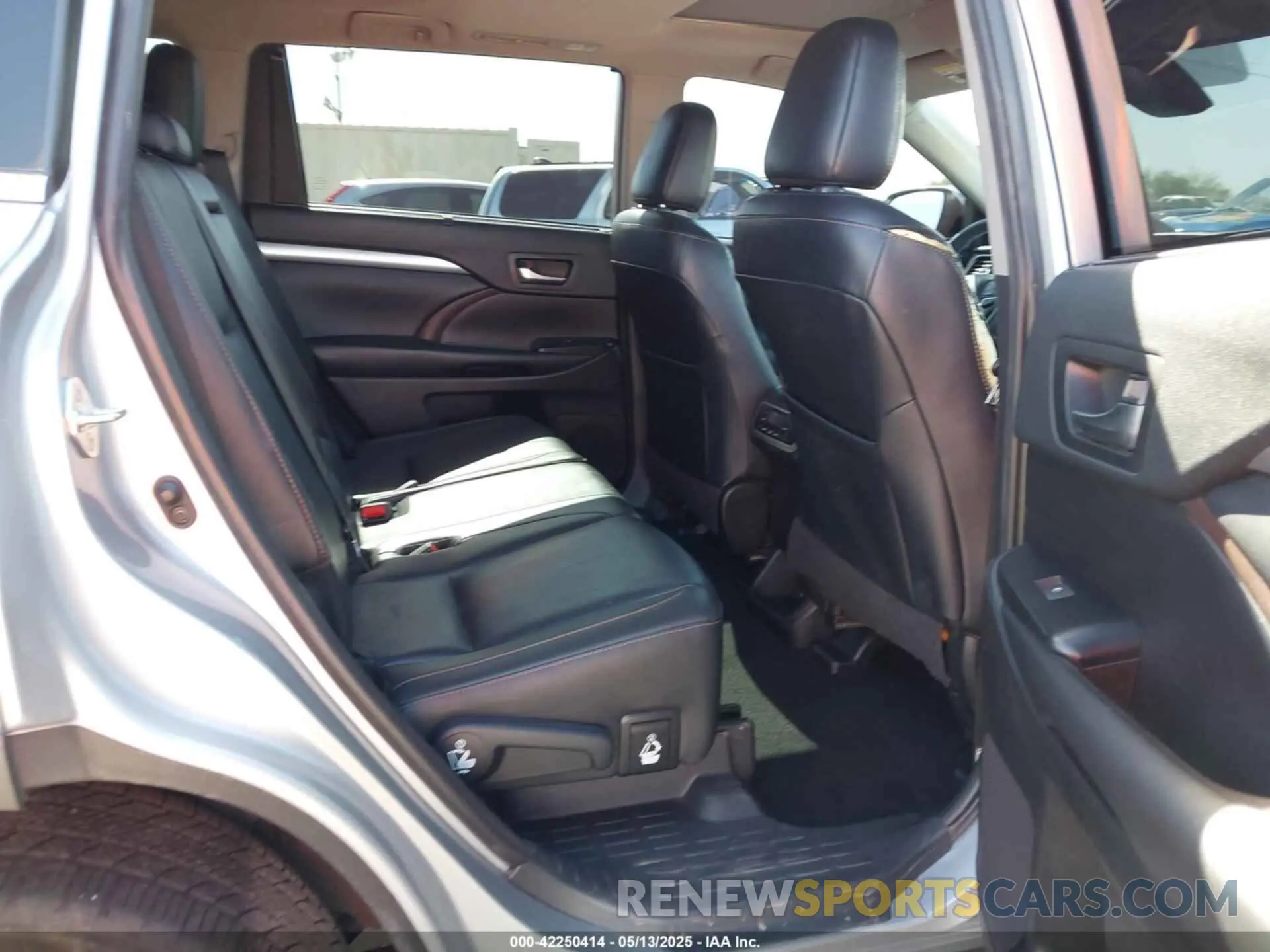 8 Photograph of a damaged car 5TDJZRFH4KS580932 TOYOTA HIGHLANDER 2019