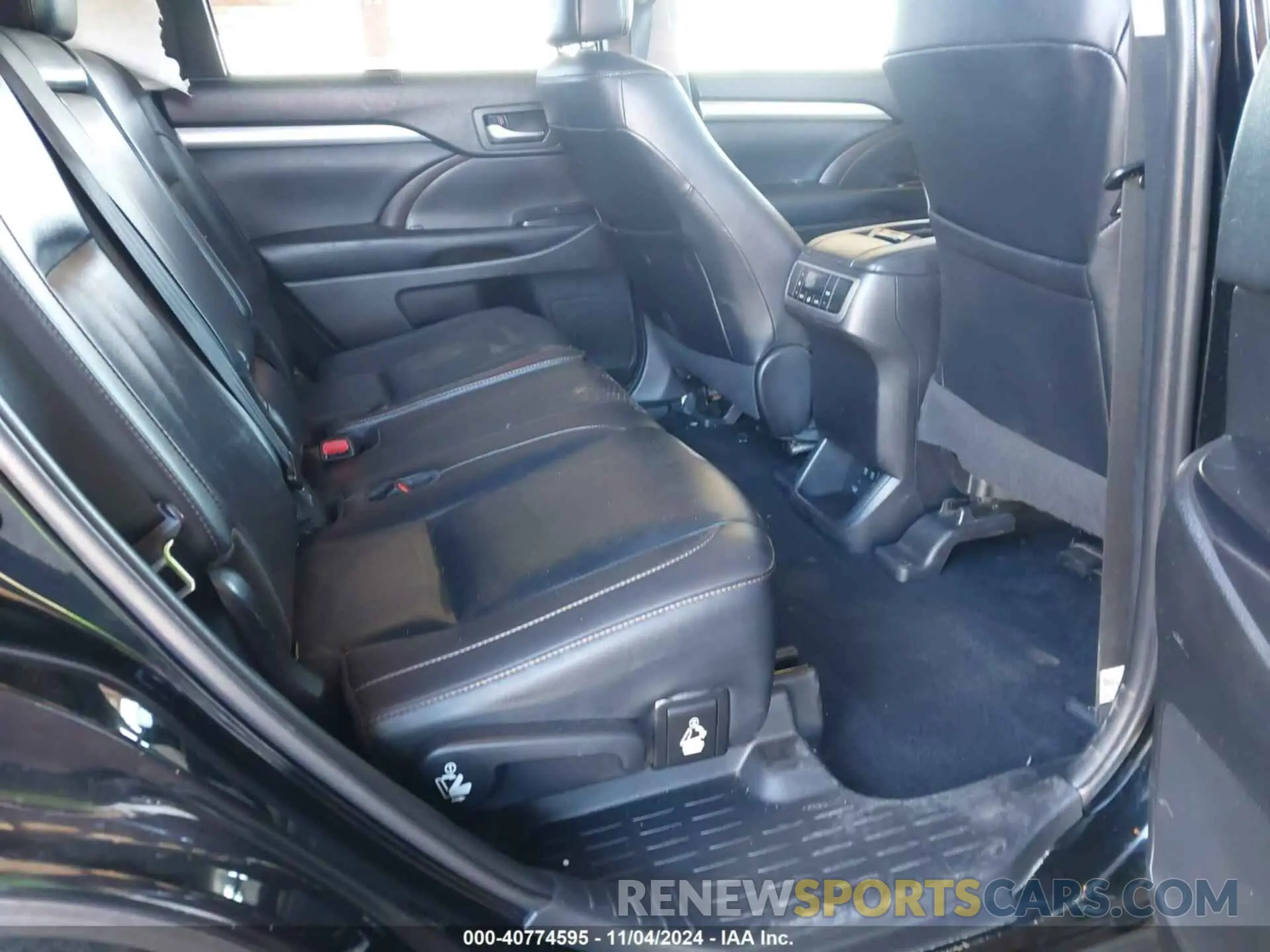 8 Photograph of a damaged car 5TDJZRFH4KS582213 TOYOTA HIGHLANDER 2019
