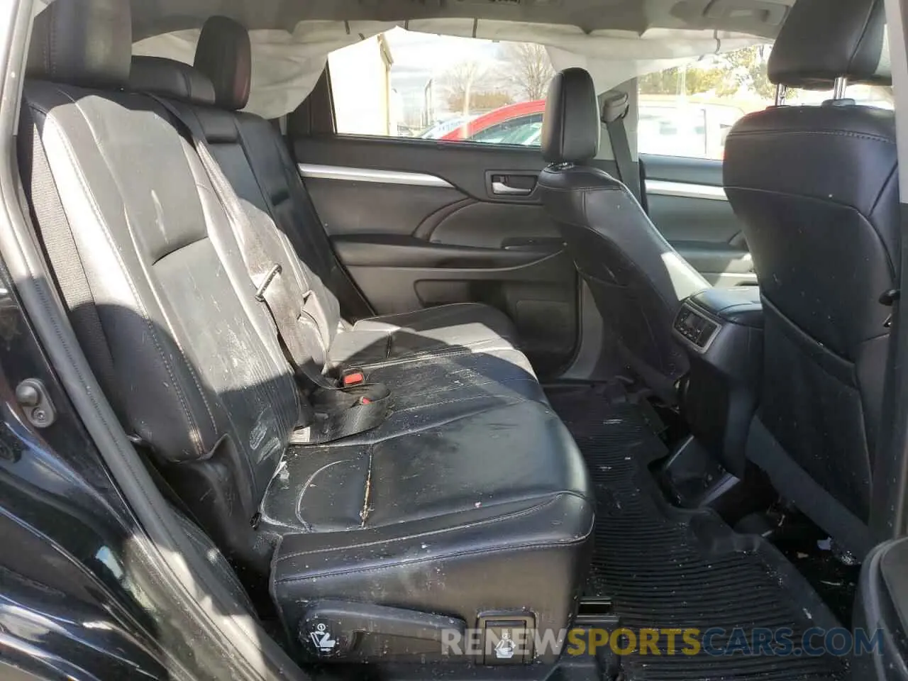 11 Photograph of a damaged car 5TDJZRFH4KS588769 TOYOTA HIGHLANDER 2019