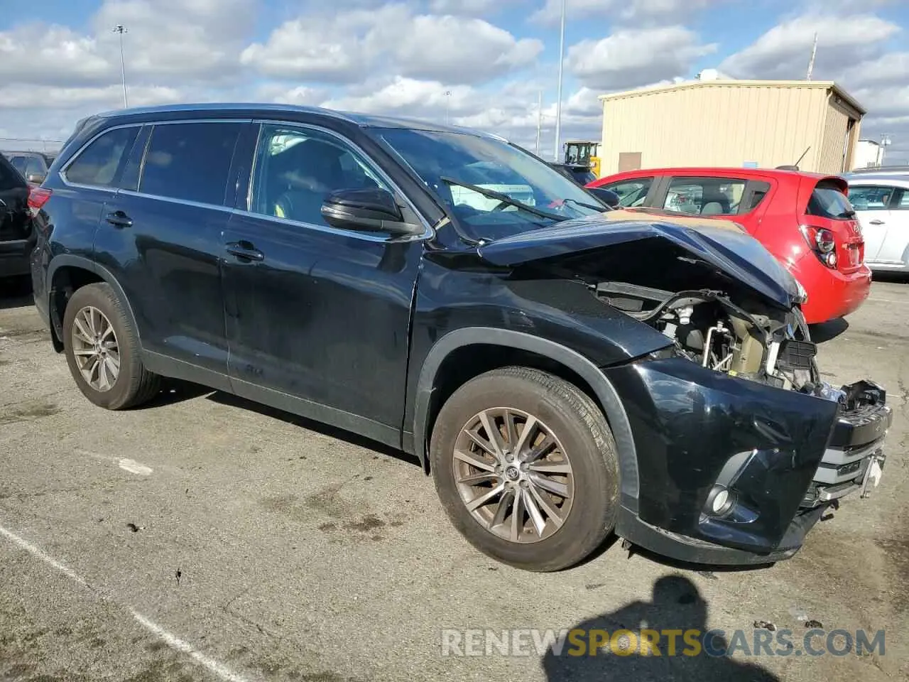 4 Photograph of a damaged car 5TDJZRFH4KS588769 TOYOTA HIGHLANDER 2019