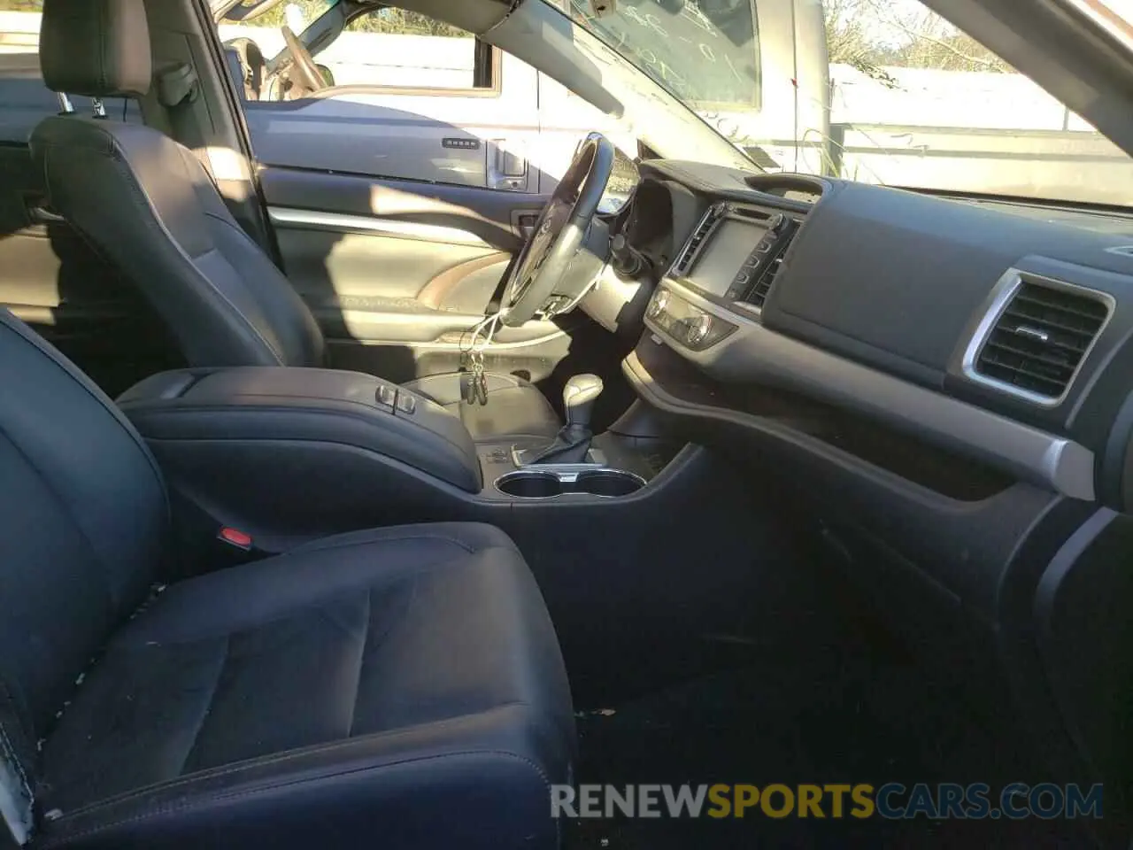 5 Photograph of a damaged car 5TDJZRFH4KS603707 TOYOTA HIGHLANDER 2019