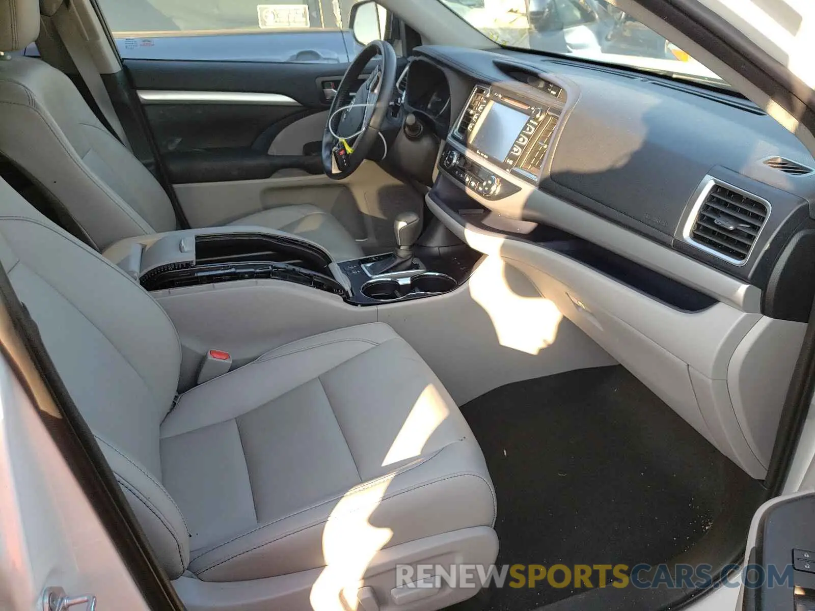5 Photograph of a damaged car 5TDJZRFH4KS618532 TOYOTA HIGHLANDER 2019