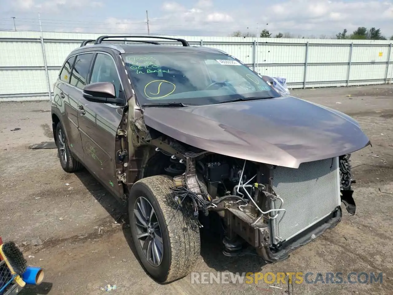 1 Photograph of a damaged car 5TDJZRFH4KS723247 TOYOTA HIGHLANDER 2019
