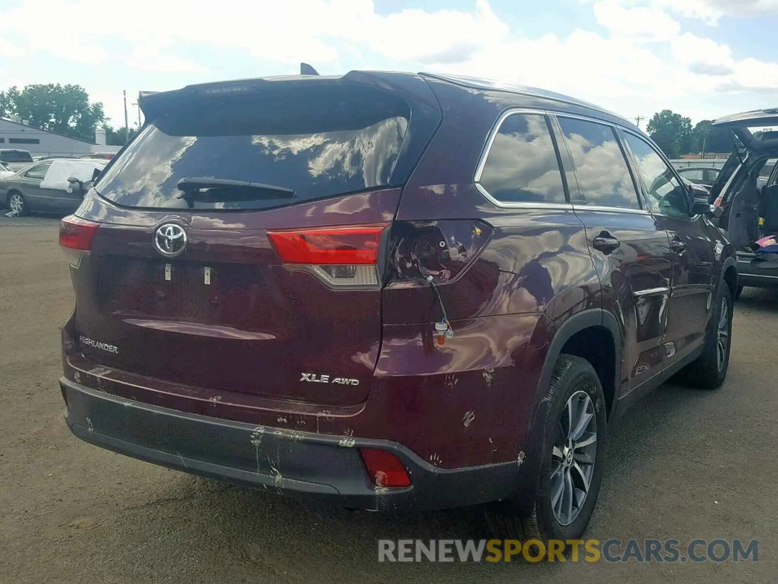 4 Photograph of a damaged car 5TDJZRFH4KS920032 TOYOTA HIGHLANDER 2019