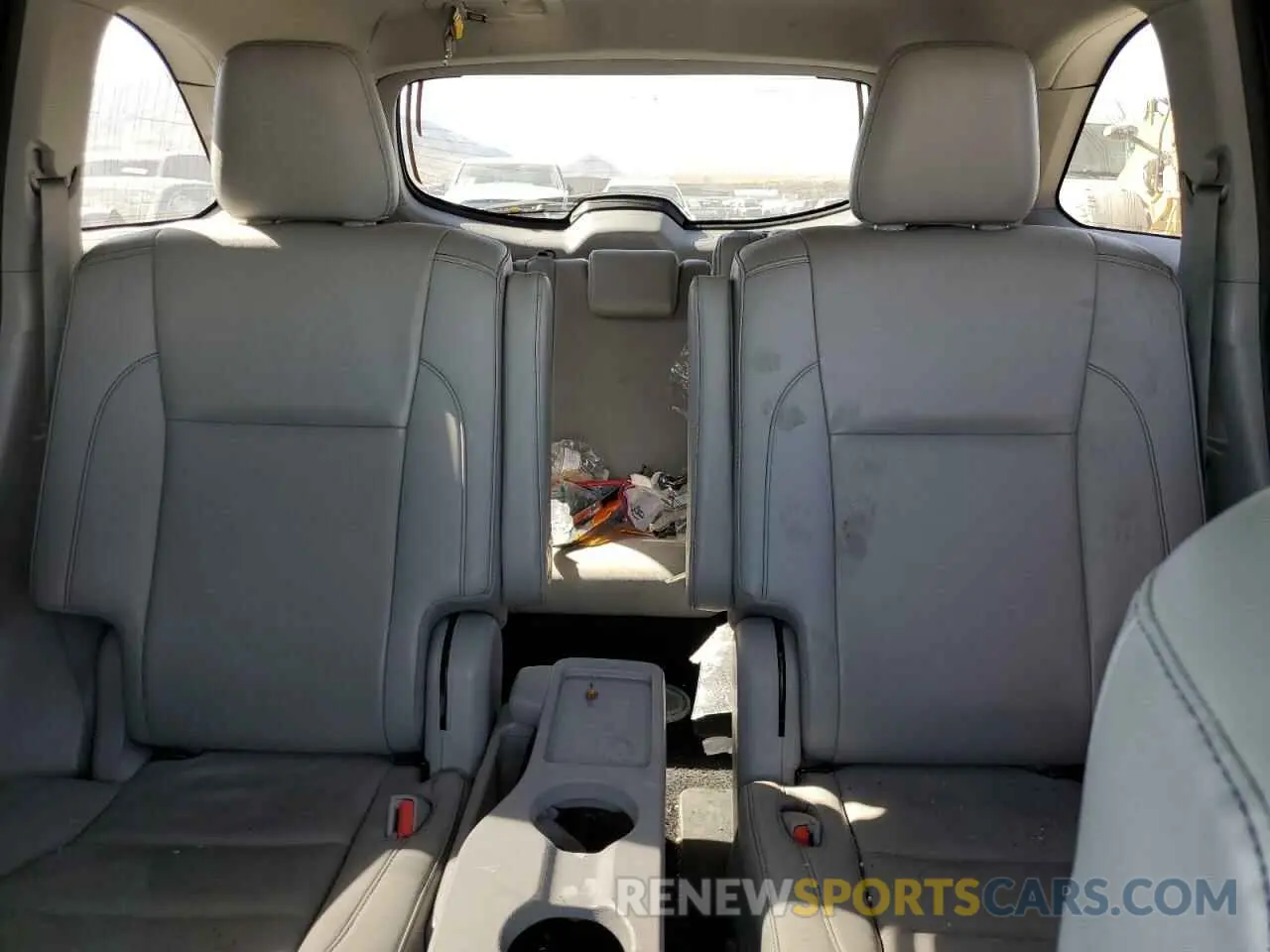 10 Photograph of a damaged car 5TDJZRFH4KS931600 TOYOTA HIGHLANDER 2019