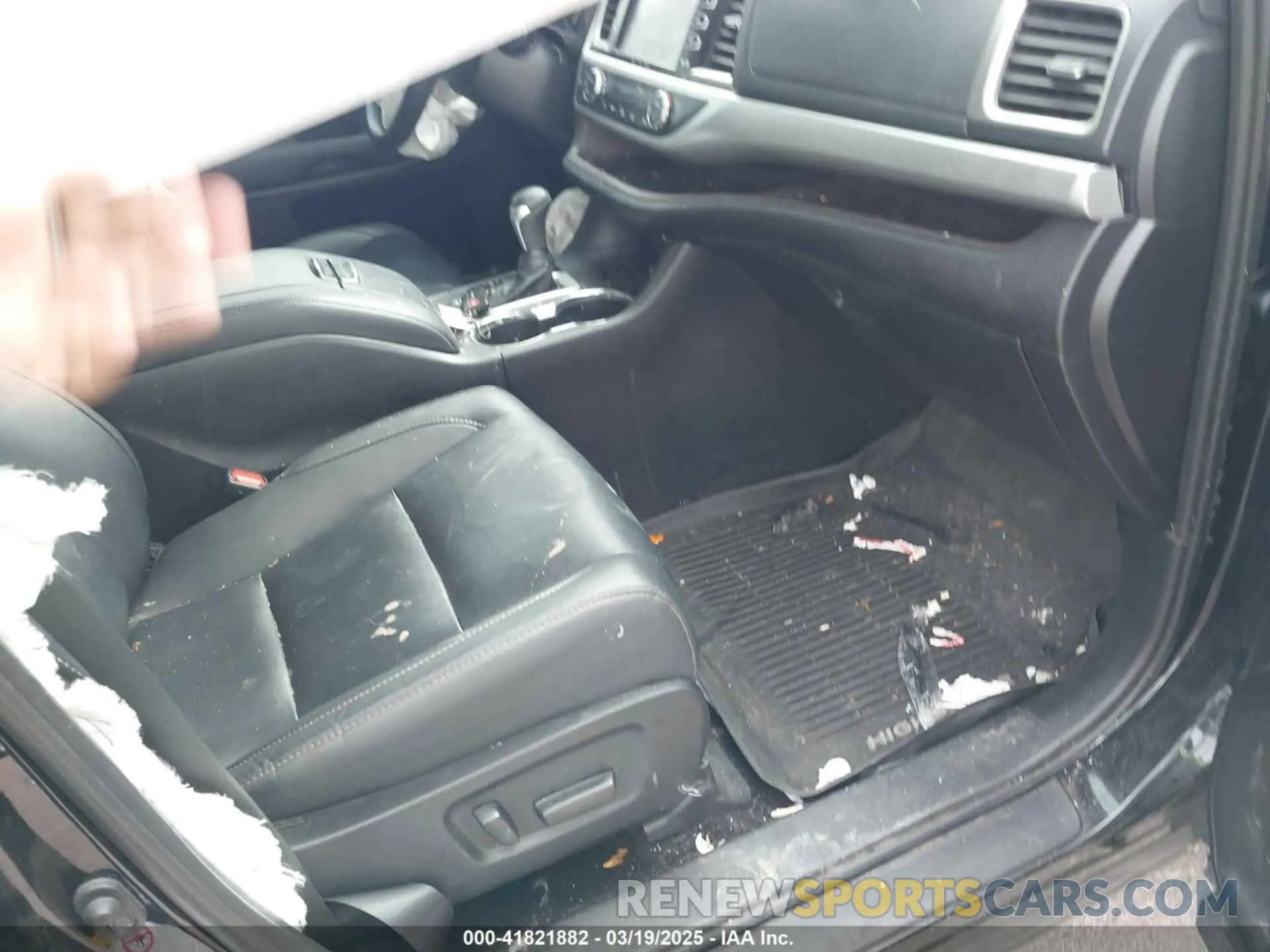 5 Photograph of a damaged car 5TDJZRFH4KS936151 TOYOTA HIGHLANDER 2019