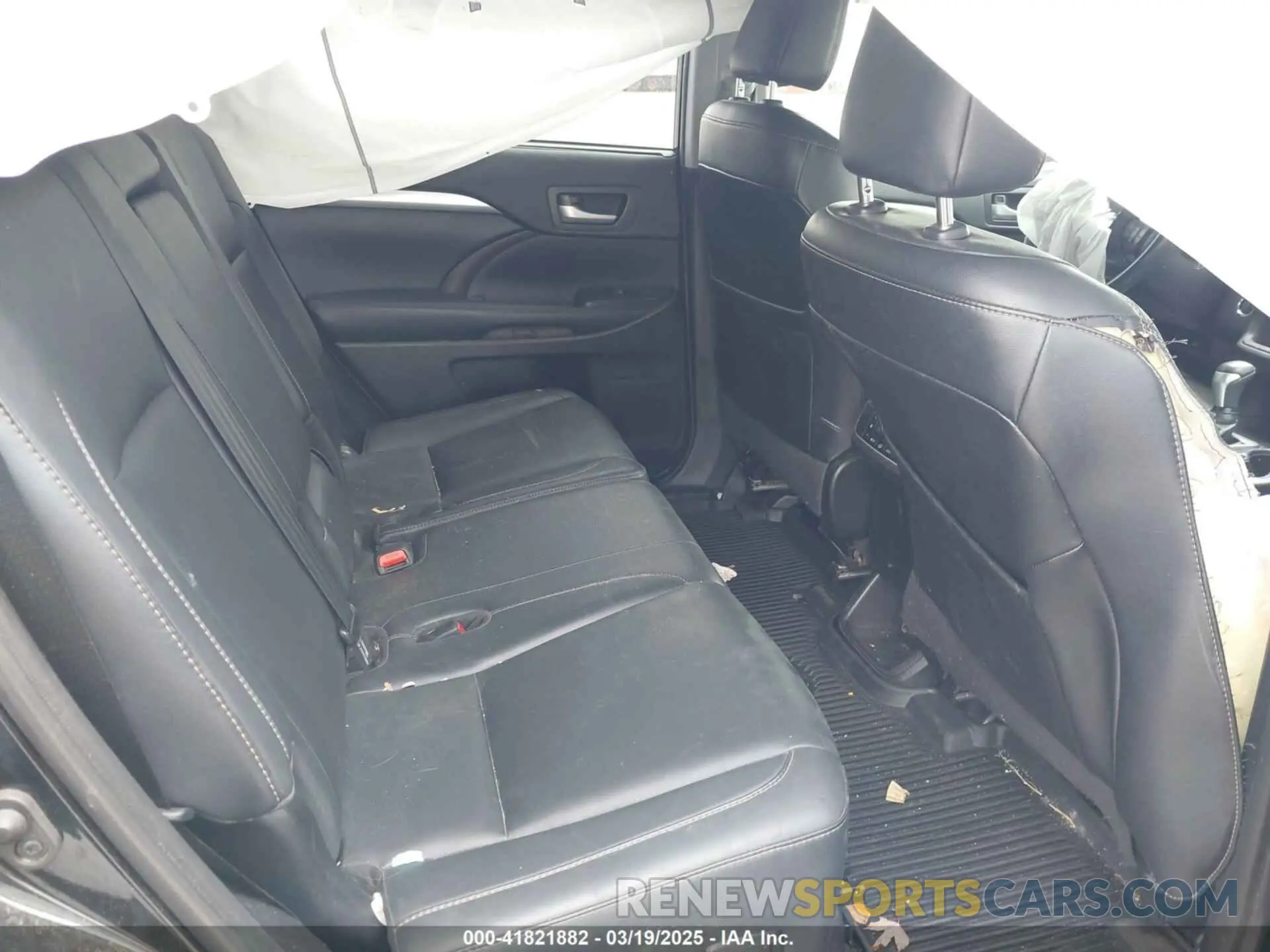 8 Photograph of a damaged car 5TDJZRFH4KS936151 TOYOTA HIGHLANDER 2019