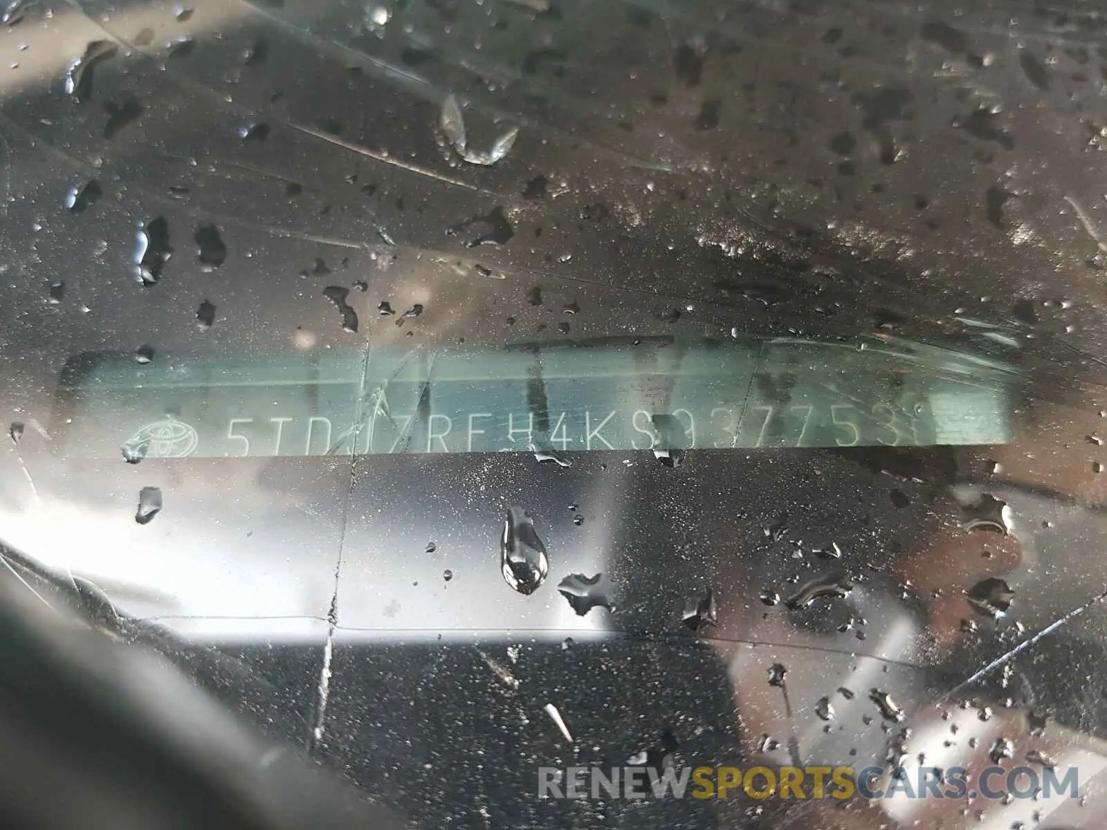 10 Photograph of a damaged car 5TDJZRFH4KS937753 TOYOTA HIGHLANDER 2019