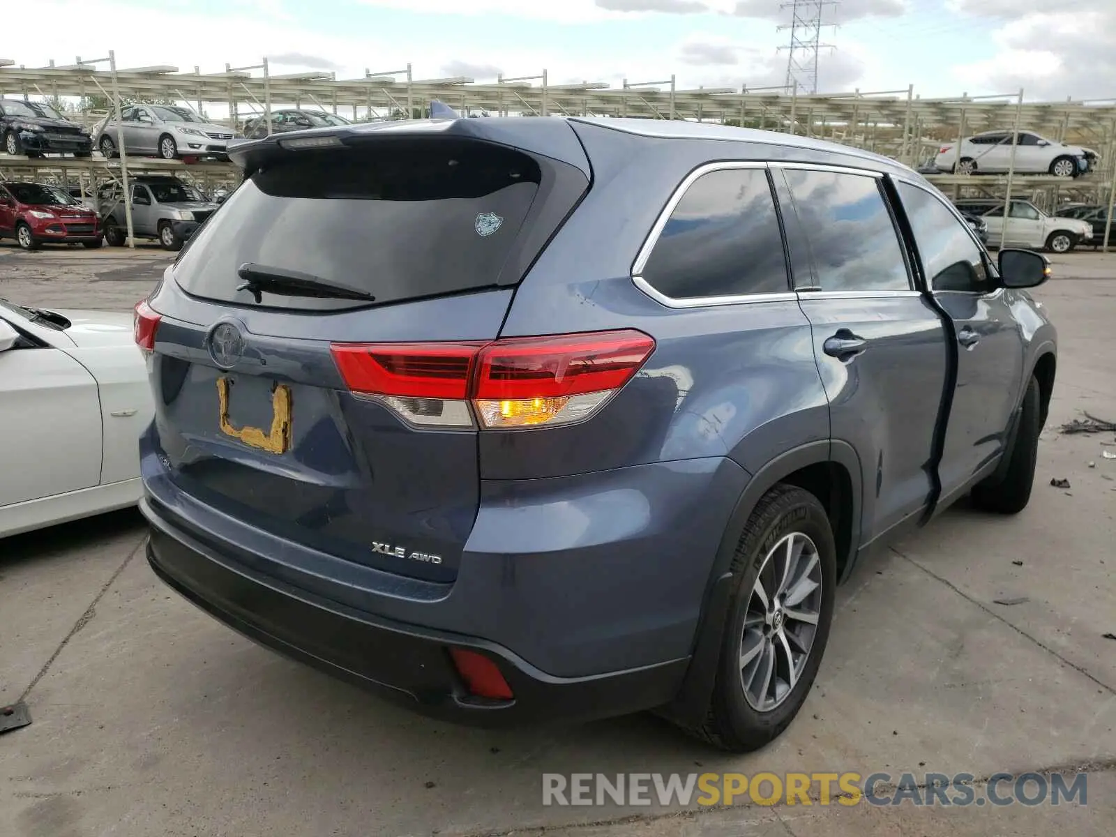 4 Photograph of a damaged car 5TDJZRFH4KS944539 TOYOTA HIGHLANDER 2019