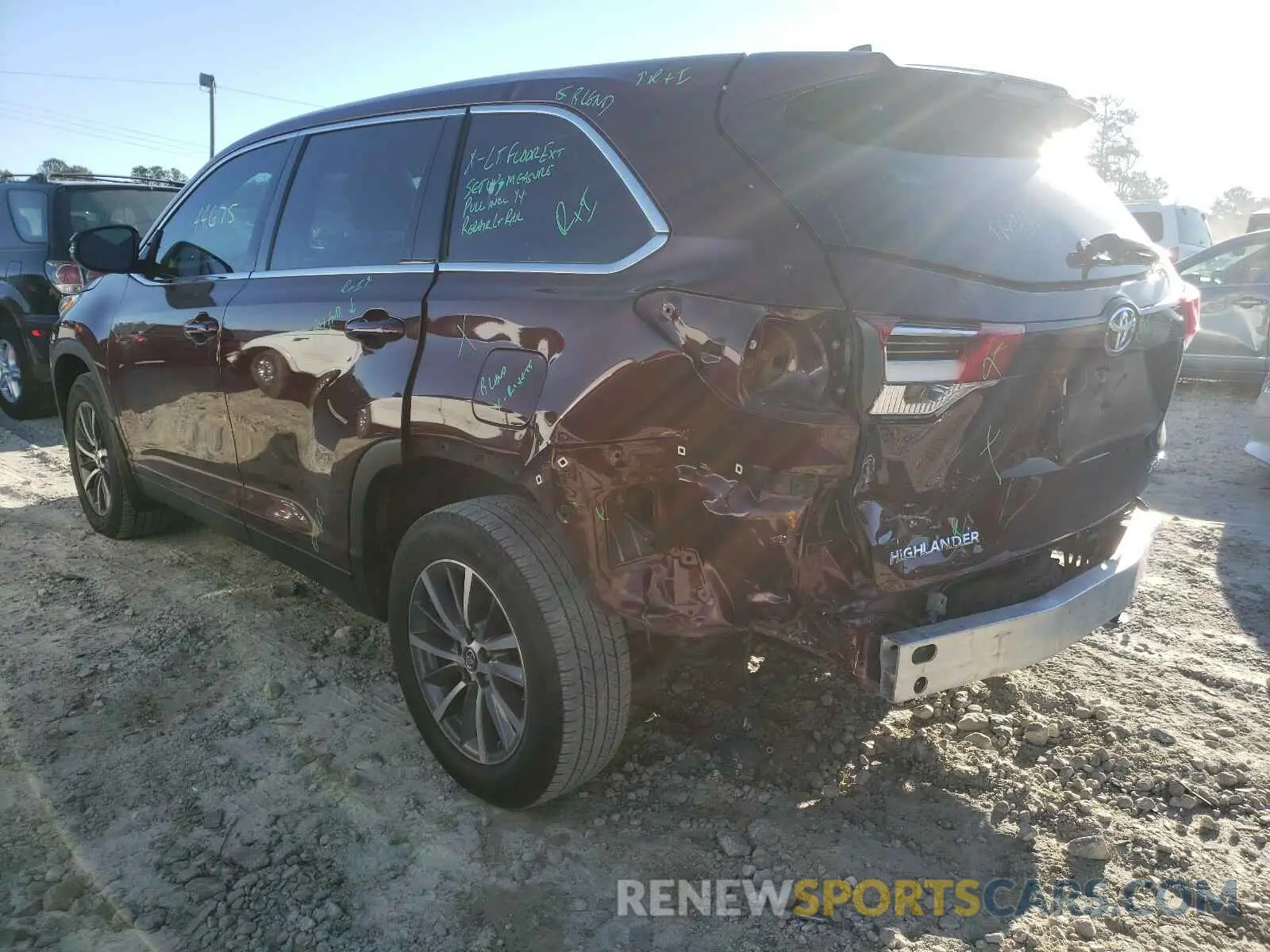 3 Photograph of a damaged car 5TDJZRFH4KS973054 TOYOTA HIGHLANDER 2019