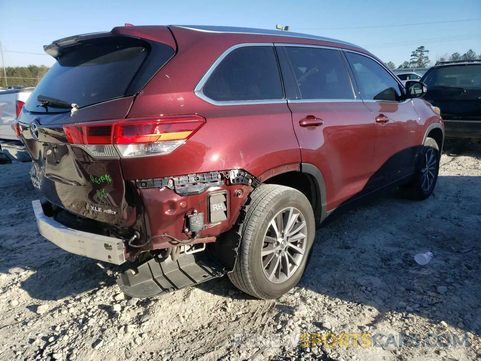 4 Photograph of a damaged car 5TDJZRFH4KS973054 TOYOTA HIGHLANDER 2019