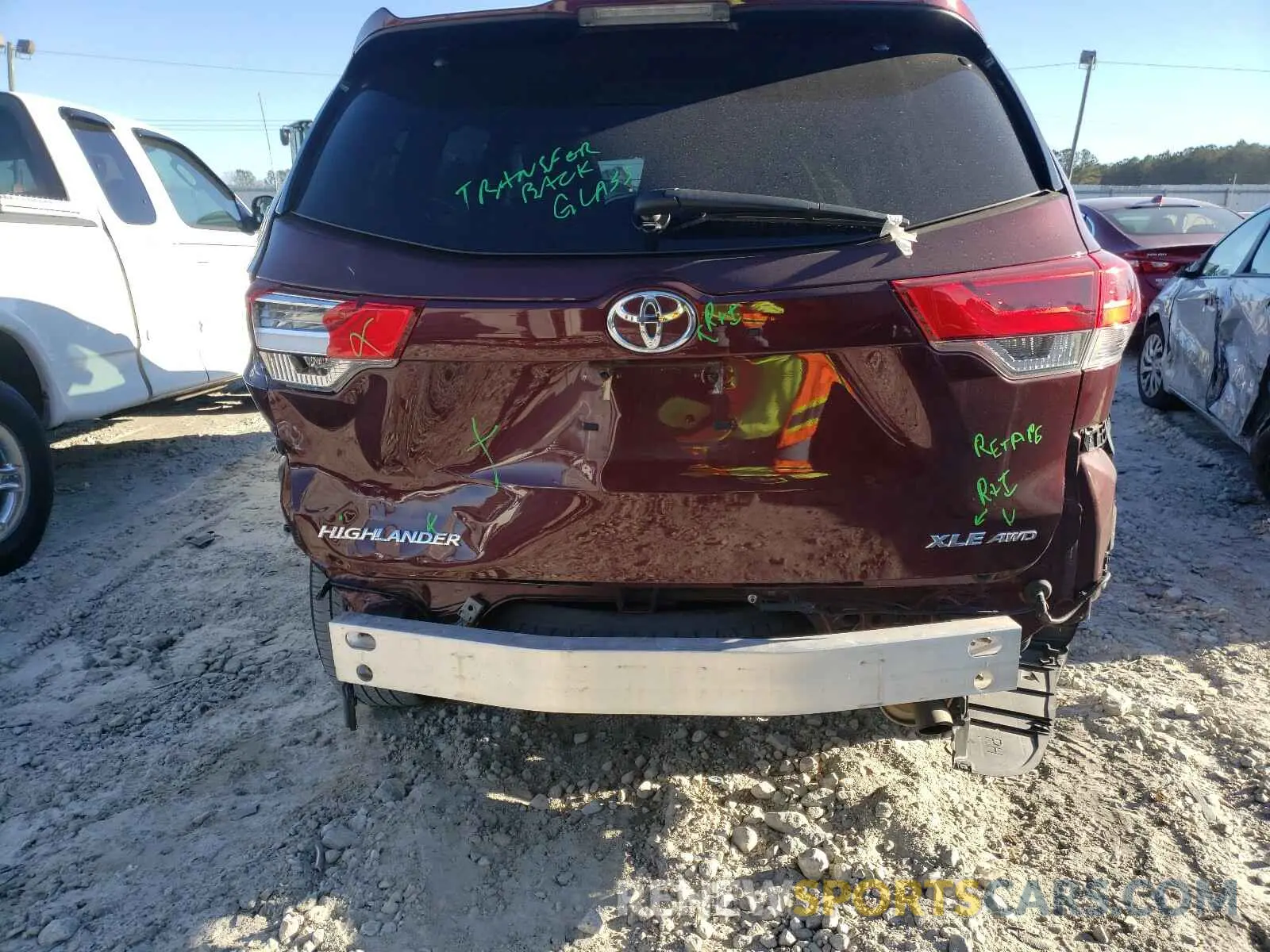 9 Photograph of a damaged car 5TDJZRFH4KS973054 TOYOTA HIGHLANDER 2019