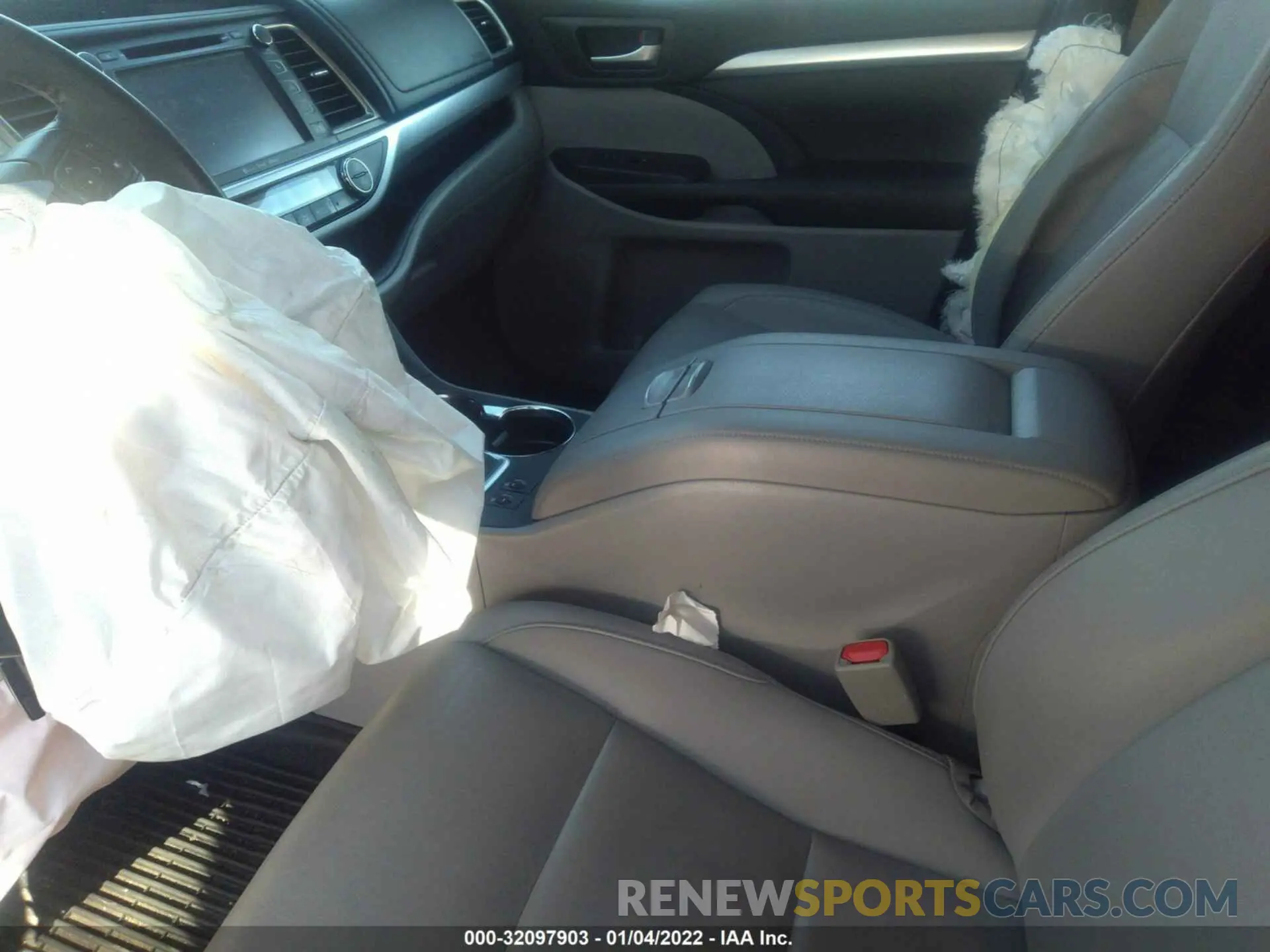 5 Photograph of a damaged car 5TDJZRFH5KS570989 TOYOTA HIGHLANDER 2019