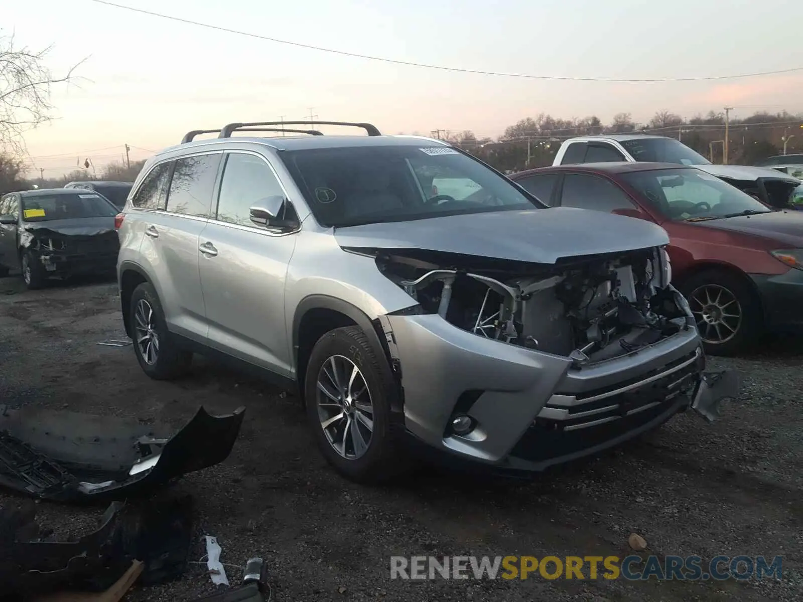 1 Photograph of a damaged car 5TDJZRFH5KS574119 TOYOTA HIGHLANDER 2019