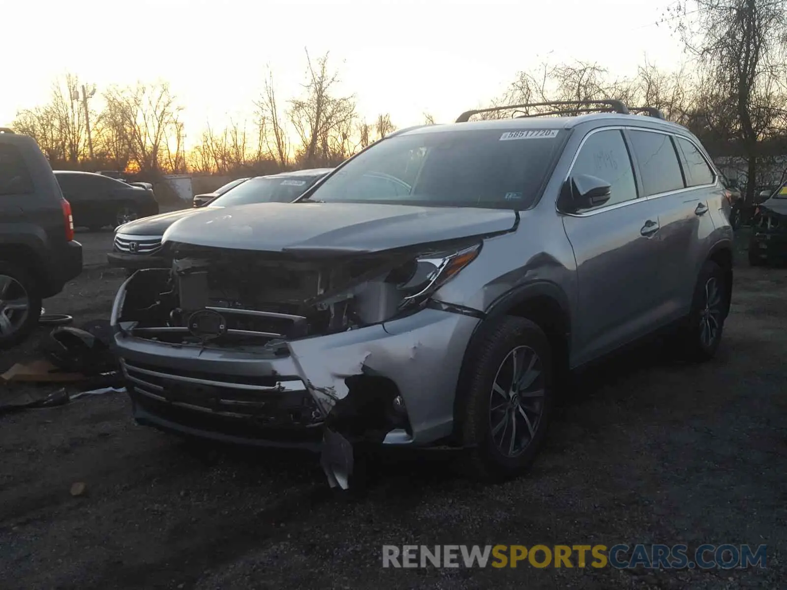 2 Photograph of a damaged car 5TDJZRFH5KS574119 TOYOTA HIGHLANDER 2019