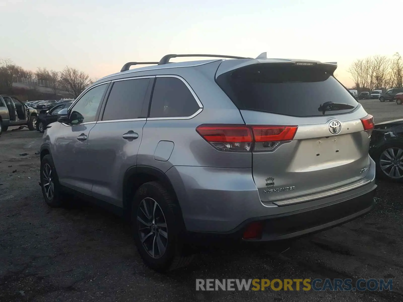 3 Photograph of a damaged car 5TDJZRFH5KS574119 TOYOTA HIGHLANDER 2019