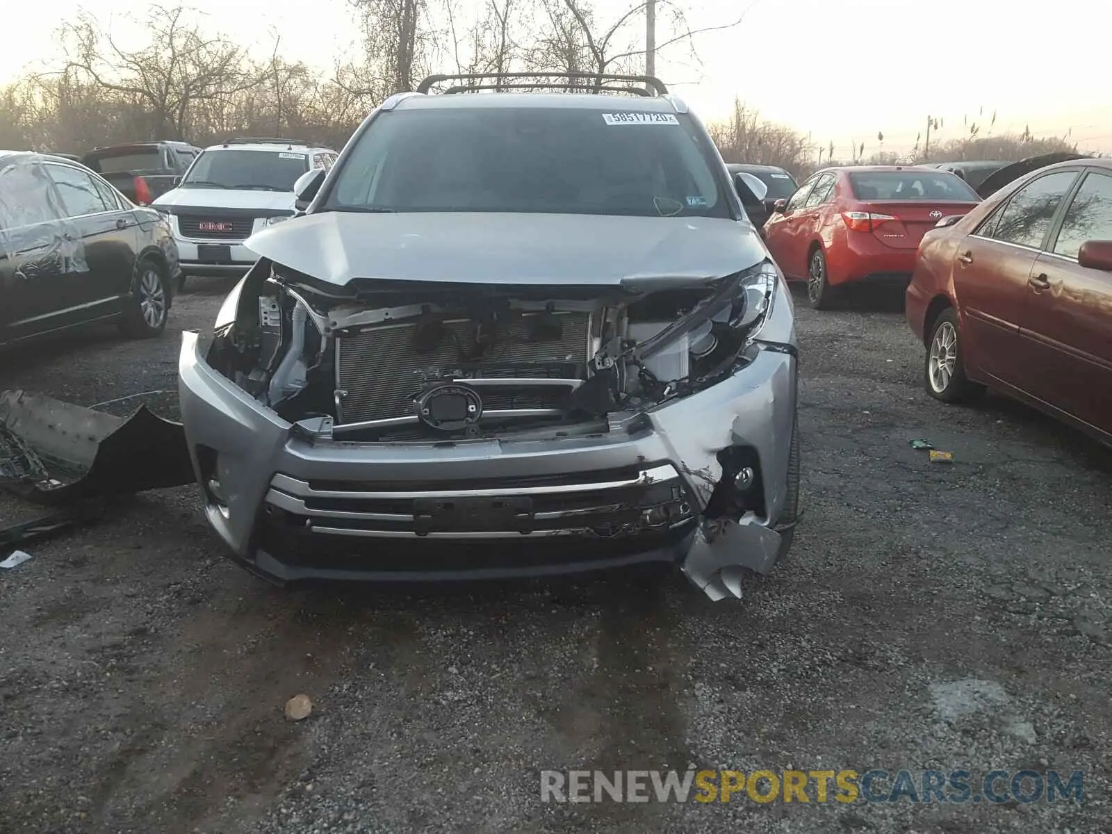 9 Photograph of a damaged car 5TDJZRFH5KS574119 TOYOTA HIGHLANDER 2019
