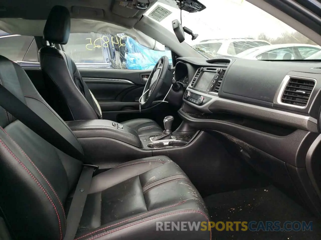5 Photograph of a damaged car 5TDJZRFH5KS600377 TOYOTA HIGHLANDER 2019