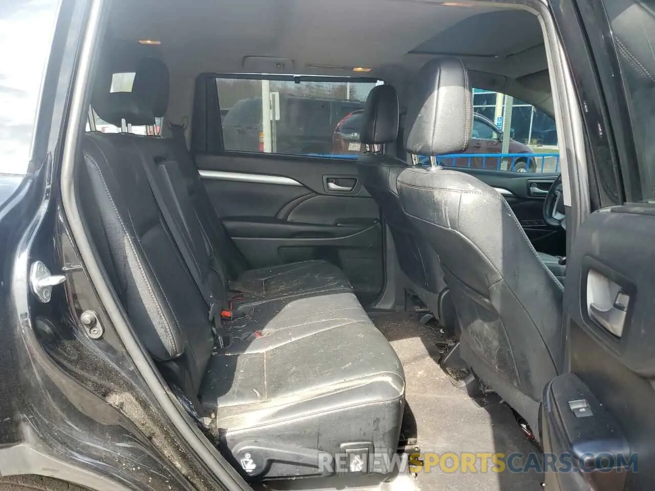 11 Photograph of a damaged car 5TDJZRFH5KS604039 TOYOTA HIGHLANDER 2019