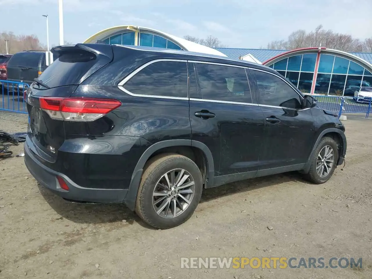 3 Photograph of a damaged car 5TDJZRFH5KS604039 TOYOTA HIGHLANDER 2019