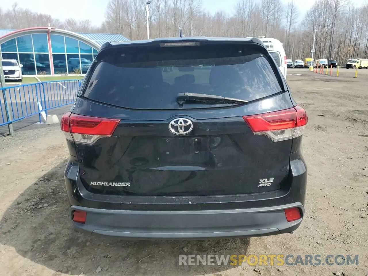 6 Photograph of a damaged car 5TDJZRFH5KS604039 TOYOTA HIGHLANDER 2019