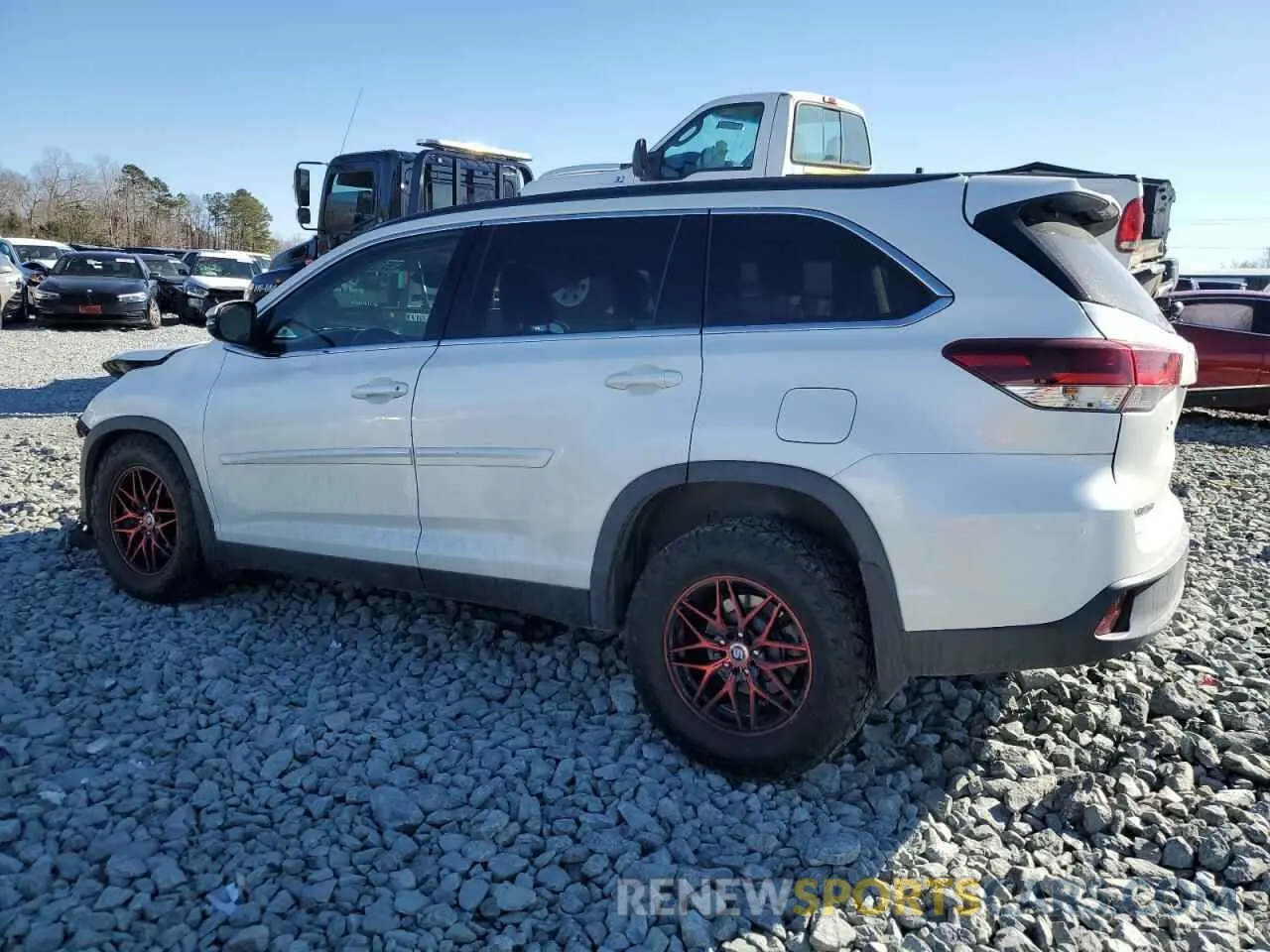 2 Photograph of a damaged car 5TDJZRFH5KS607037 TOYOTA HIGHLANDER 2019