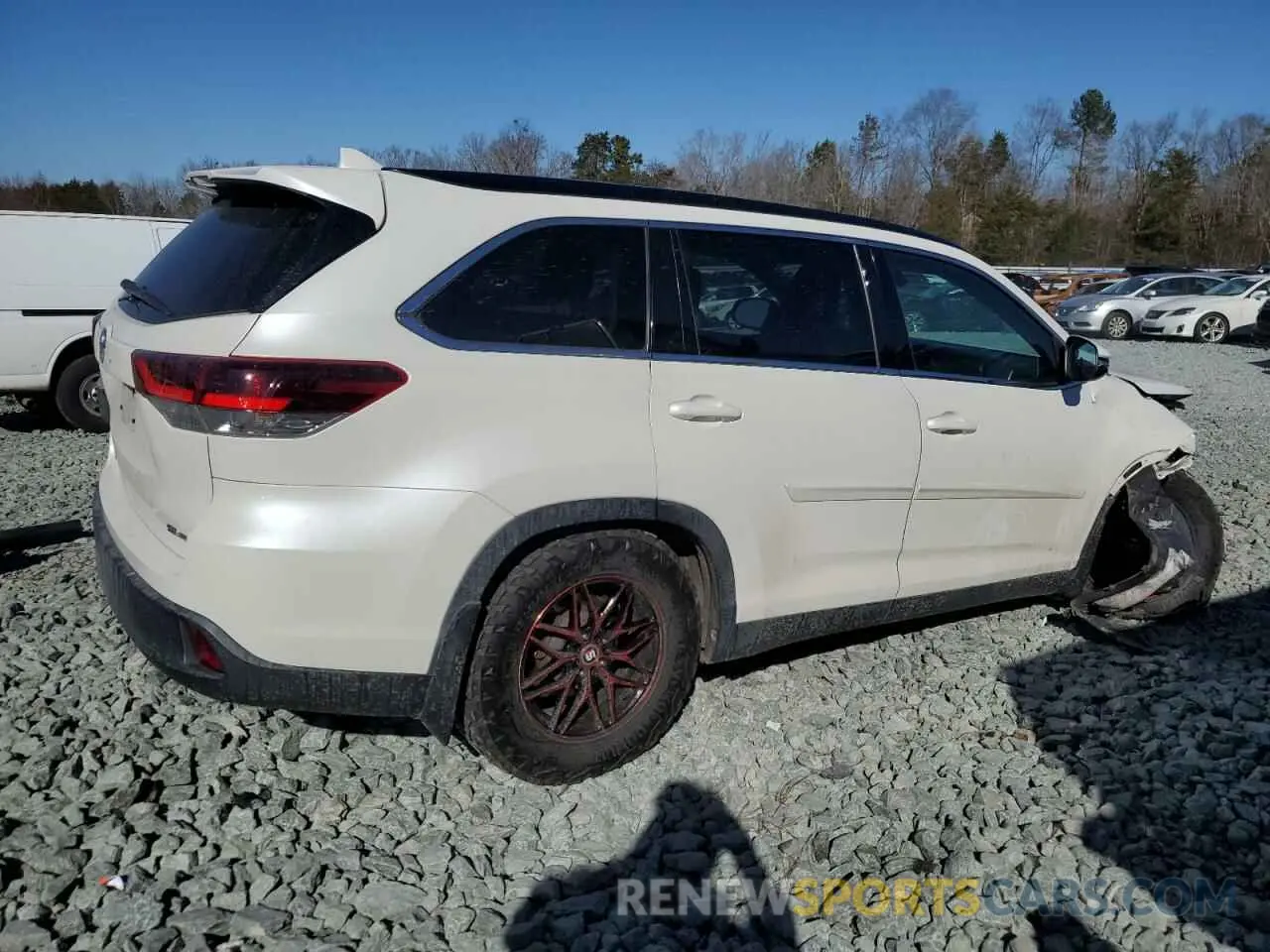 3 Photograph of a damaged car 5TDJZRFH5KS607037 TOYOTA HIGHLANDER 2019
