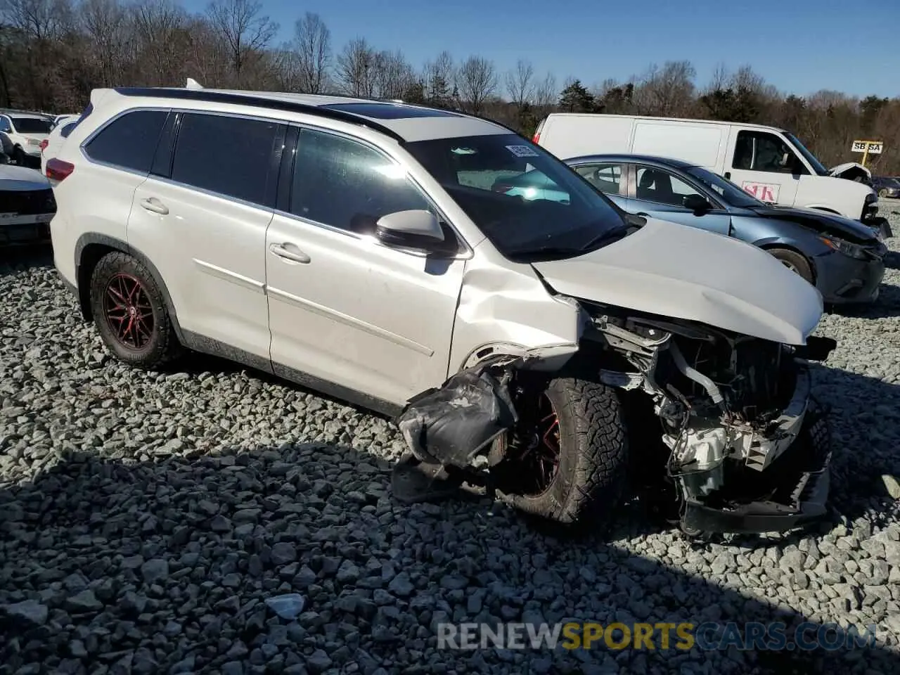 4 Photograph of a damaged car 5TDJZRFH5KS607037 TOYOTA HIGHLANDER 2019