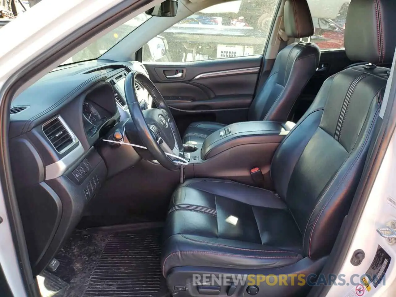 7 Photograph of a damaged car 5TDJZRFH5KS607037 TOYOTA HIGHLANDER 2019