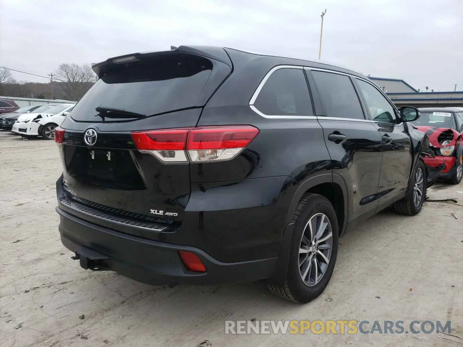 4 Photograph of a damaged car 5TDJZRFH5KS623819 TOYOTA HIGHLANDER 2019