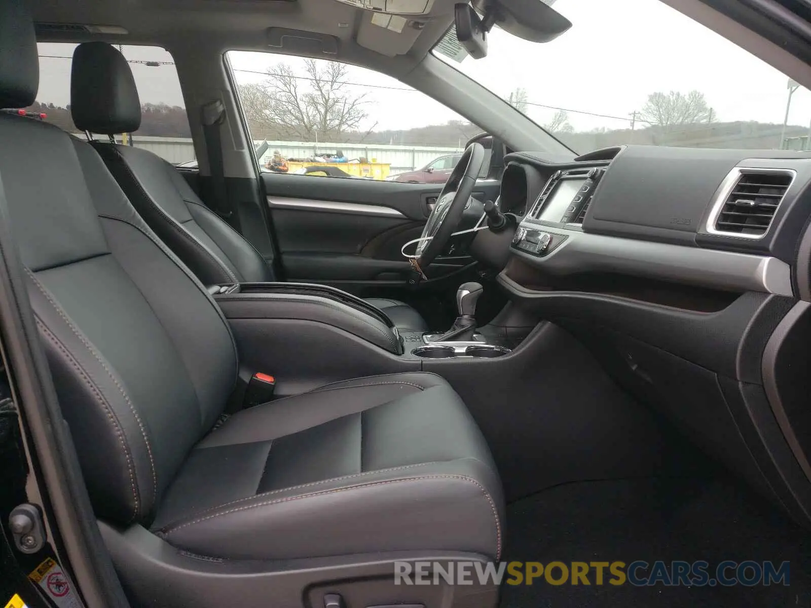 5 Photograph of a damaged car 5TDJZRFH5KS623819 TOYOTA HIGHLANDER 2019