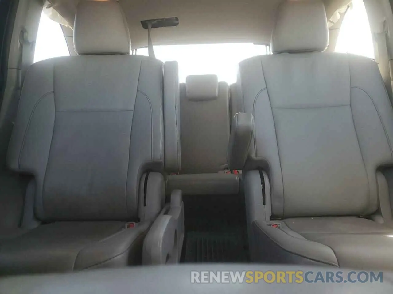 10 Photograph of a damaged car 5TDJZRFH5KS624310 TOYOTA HIGHLANDER 2019