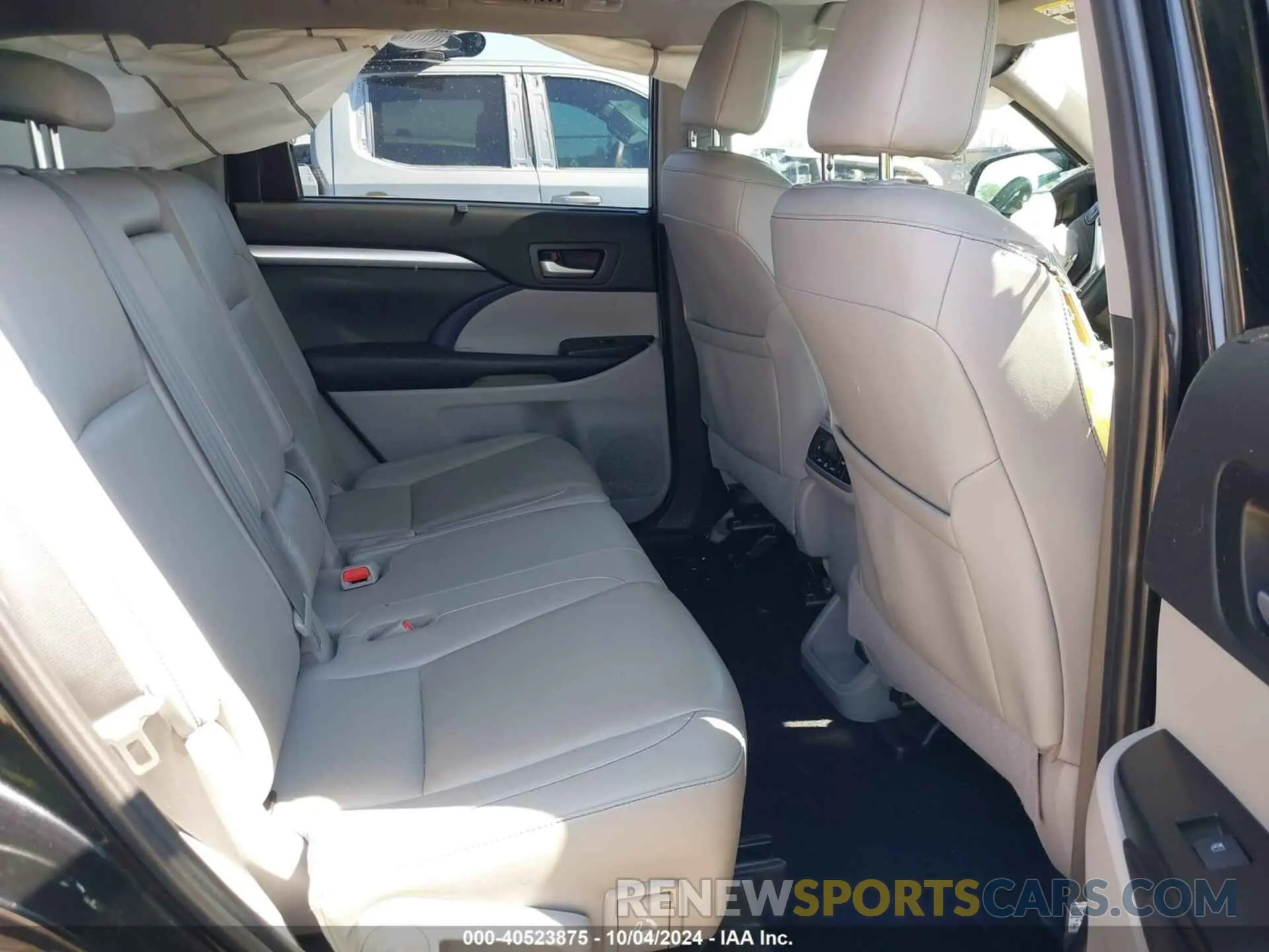 8 Photograph of a damaged car 5TDJZRFH5KS920265 TOYOTA HIGHLANDER 2019