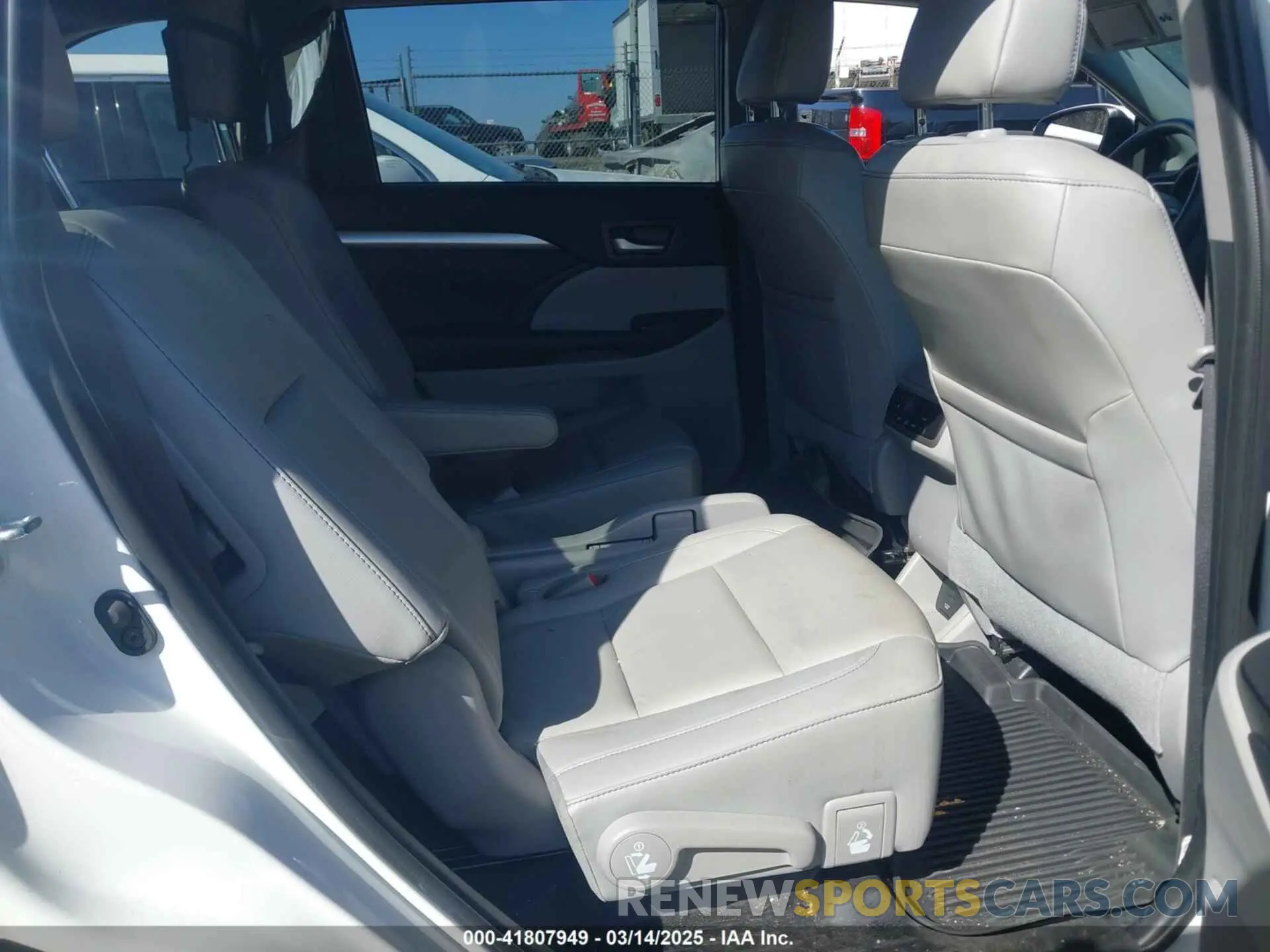 8 Фотография поврежденного автомобиля 5TDJZRFH5KS933386 TOYOTA HIGHLANDER 2019