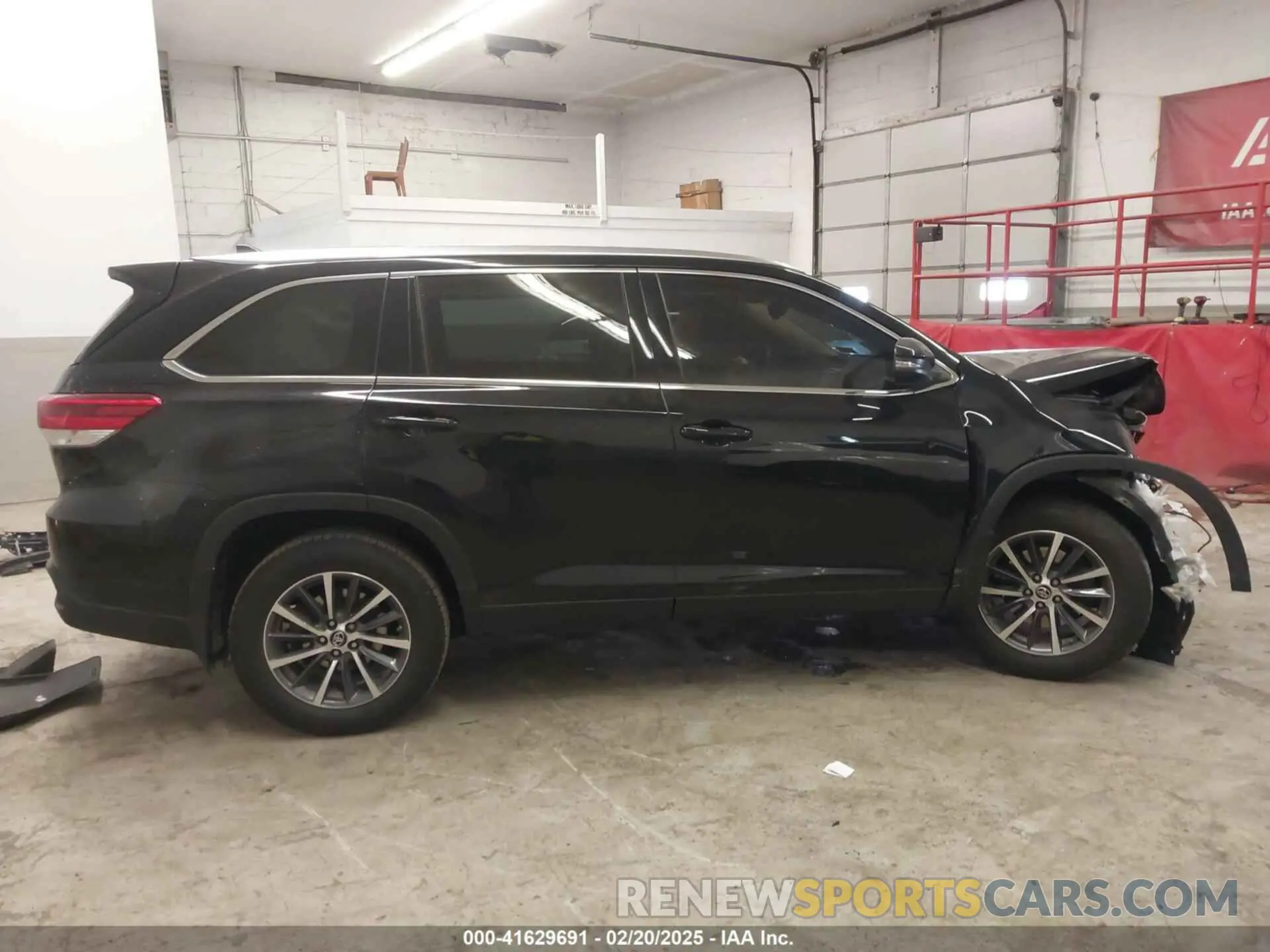 13 Photograph of a damaged car 5TDJZRFH5KS996424 TOYOTA HIGHLANDER 2019