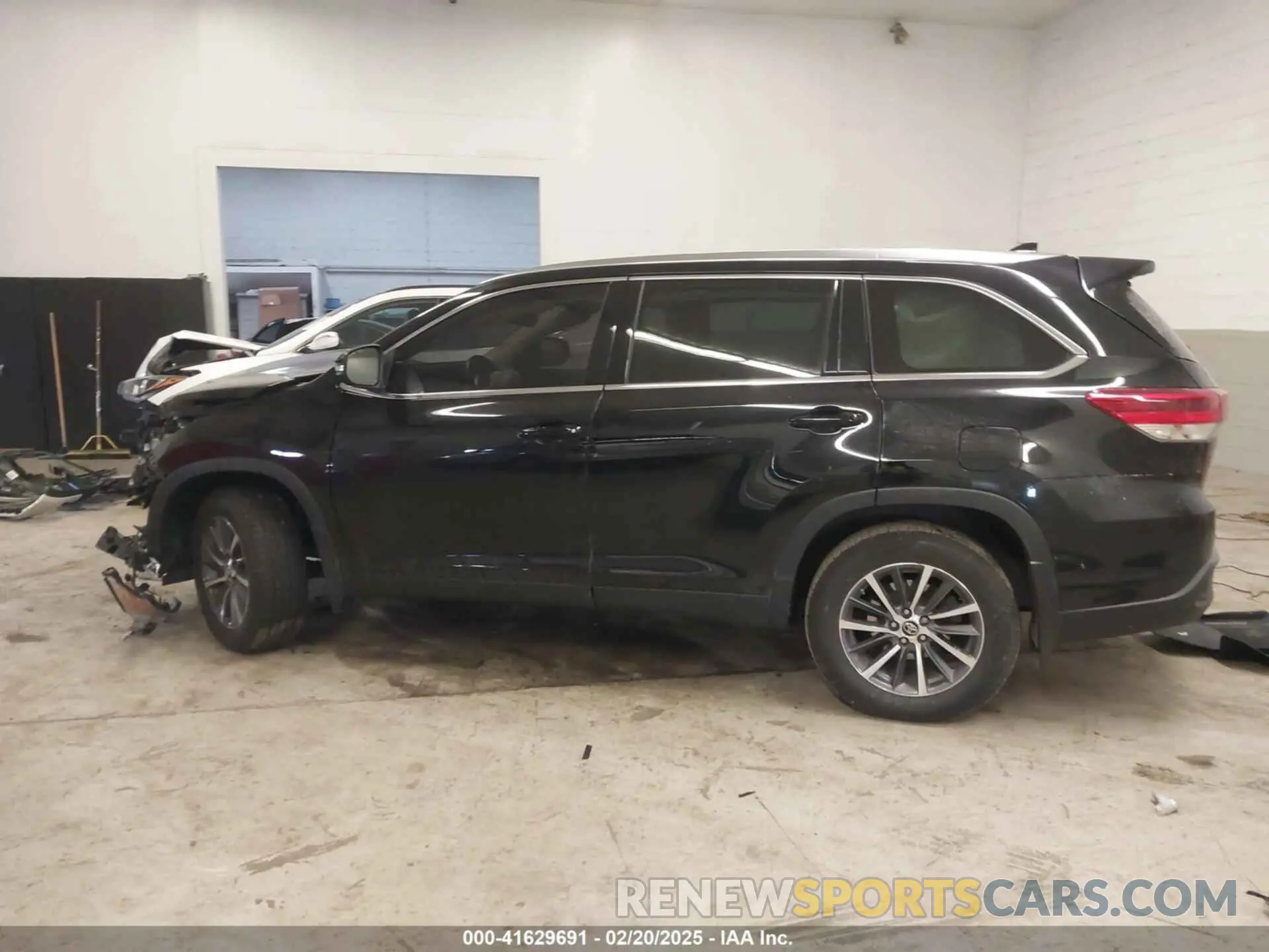 14 Photograph of a damaged car 5TDJZRFH5KS996424 TOYOTA HIGHLANDER 2019
