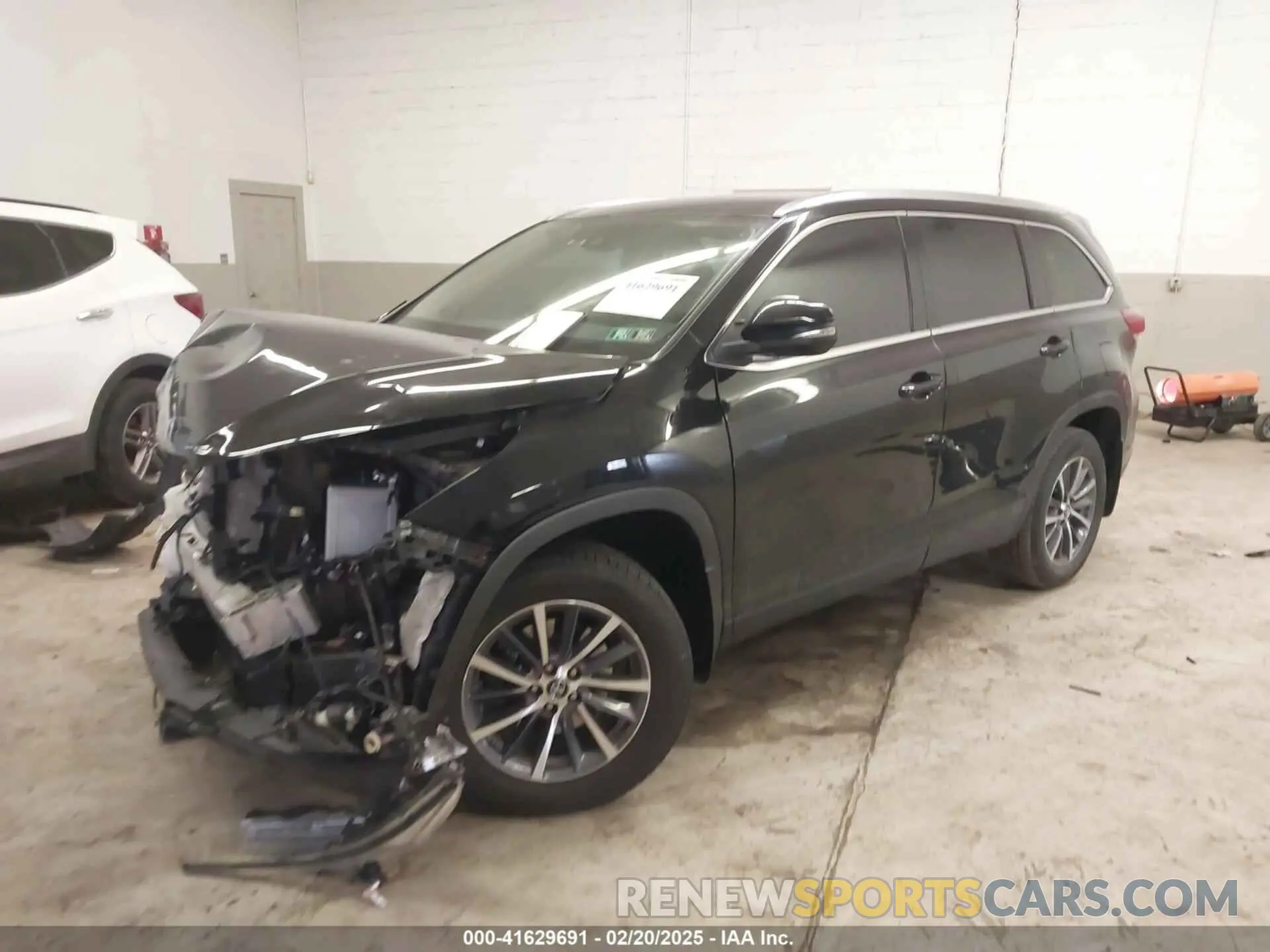 2 Photograph of a damaged car 5TDJZRFH5KS996424 TOYOTA HIGHLANDER 2019