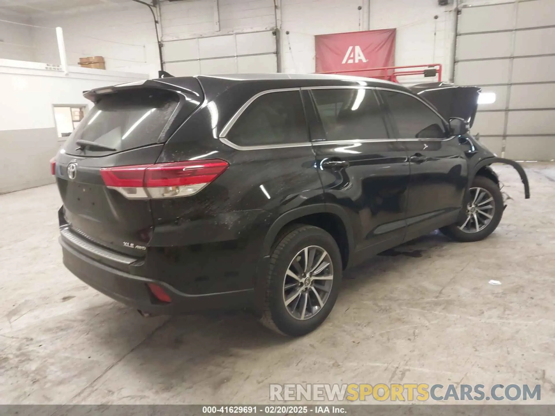 4 Photograph of a damaged car 5TDJZRFH5KS996424 TOYOTA HIGHLANDER 2019