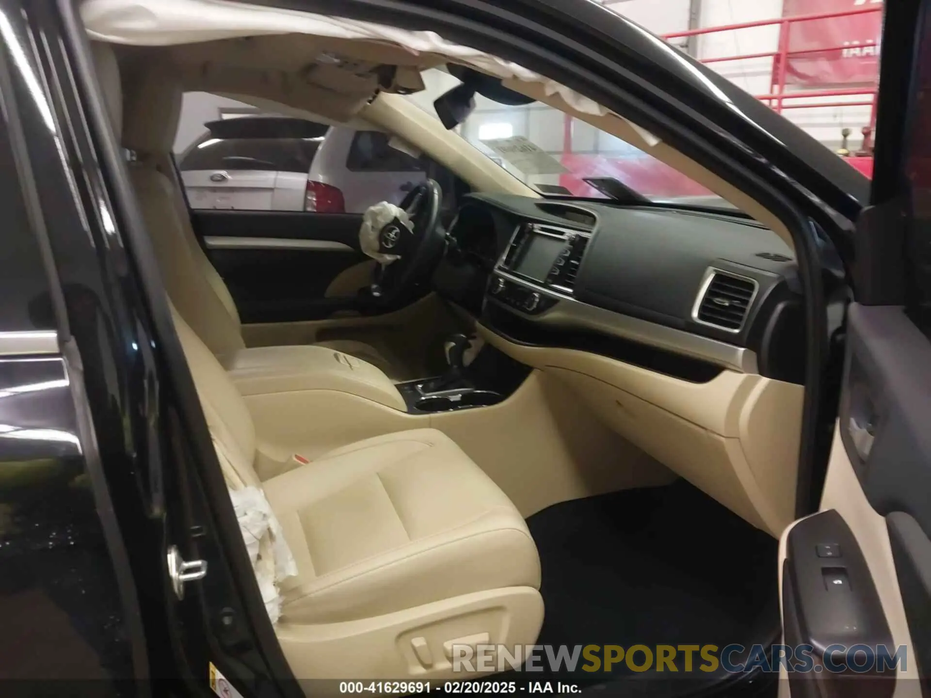 5 Photograph of a damaged car 5TDJZRFH5KS996424 TOYOTA HIGHLANDER 2019