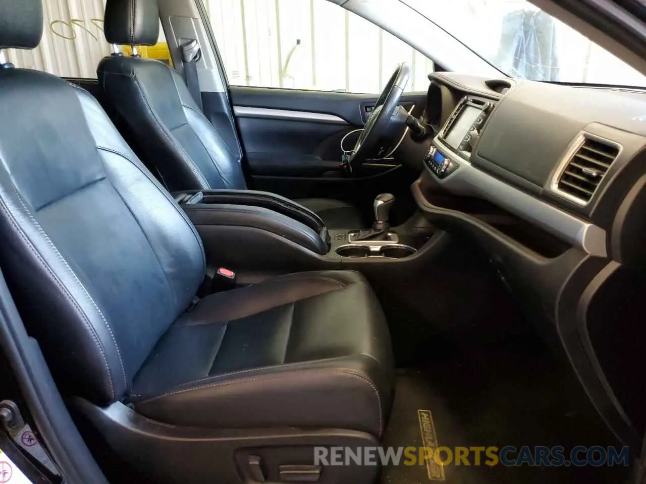 5 Photograph of a damaged car 5TDJZRFH6KS584254 TOYOTA HIGHLANDER 2019
