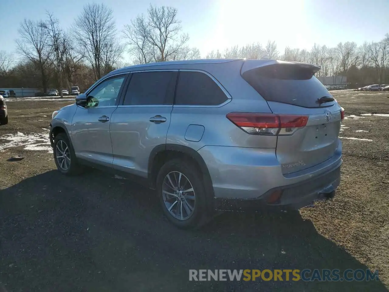 2 Photograph of a damaged car 5TDJZRFH6KS592936 TOYOTA HIGHLANDER 2019