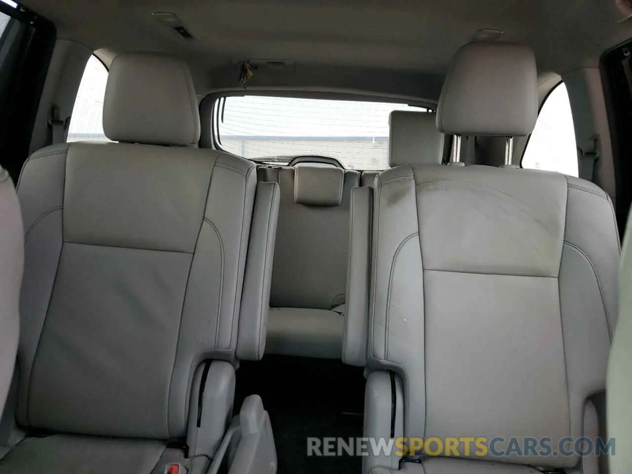 10 Photograph of a damaged car 5TDJZRFH6KS600792 TOYOTA HIGHLANDER 2019