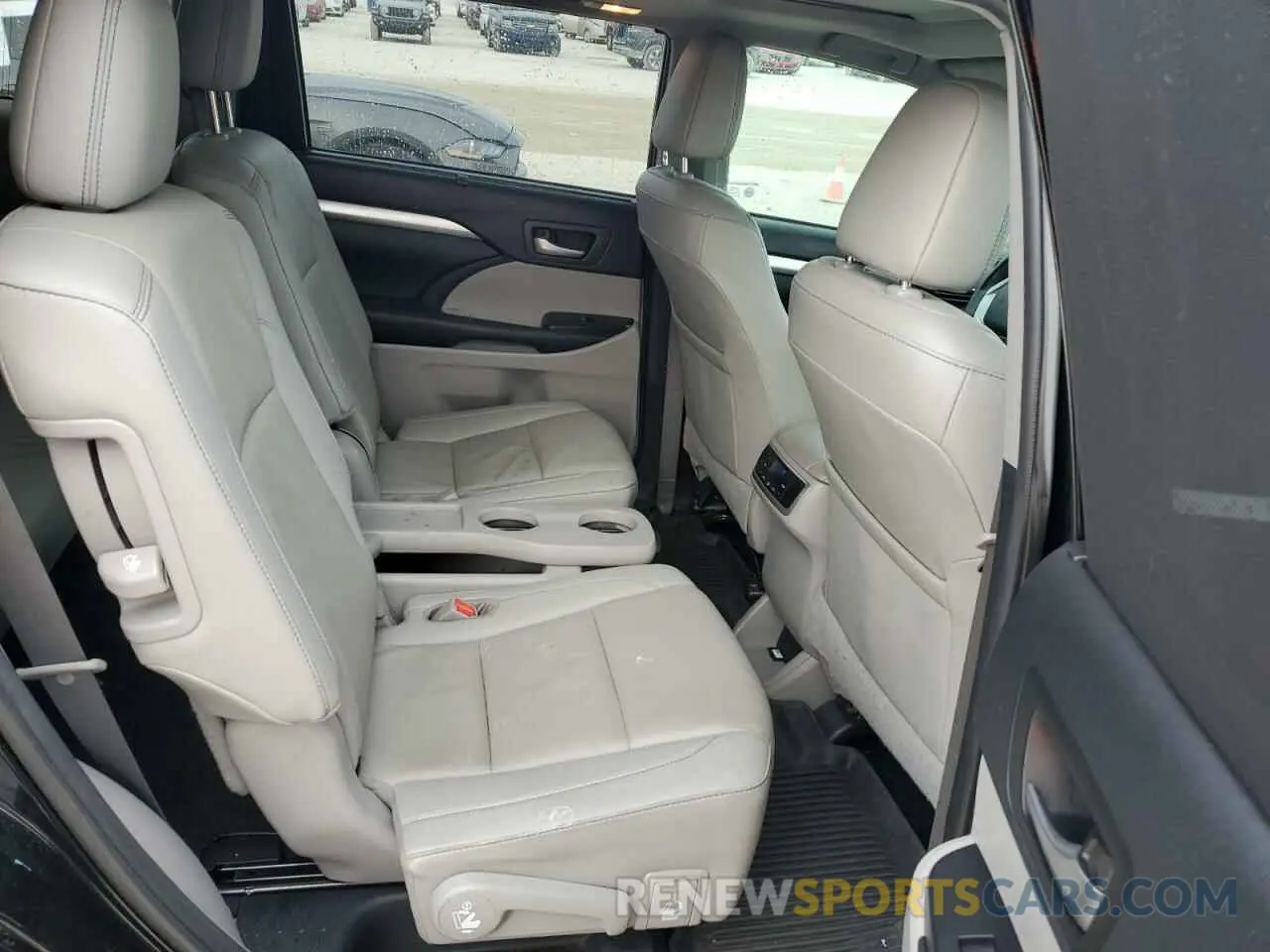 11 Photograph of a damaged car 5TDJZRFH6KS600792 TOYOTA HIGHLANDER 2019